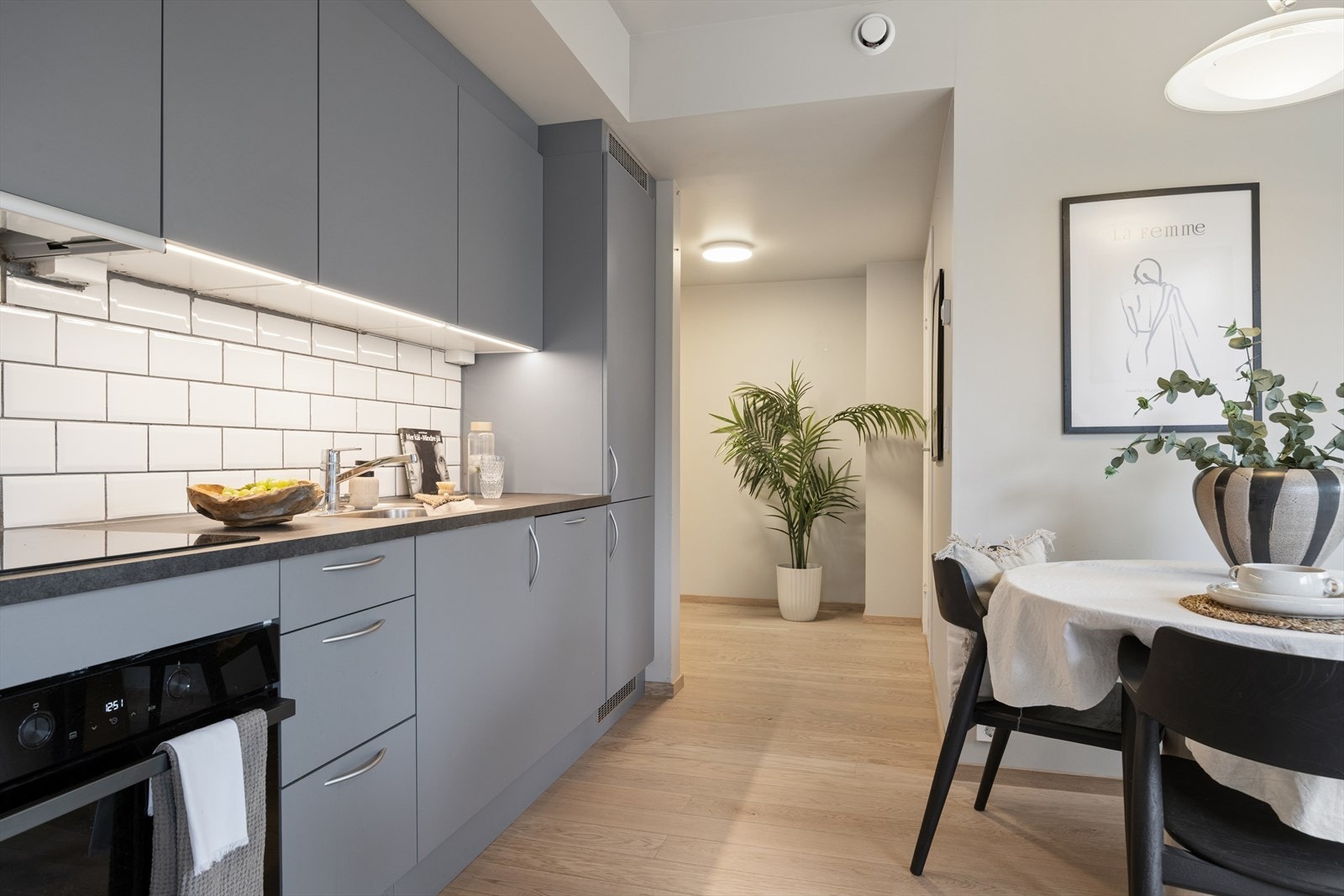 Kjøkkenet er utstyrt med stekeovn, platetopp, oppvaskmaskin og kombiskap - alt medfølger. Galleribilde