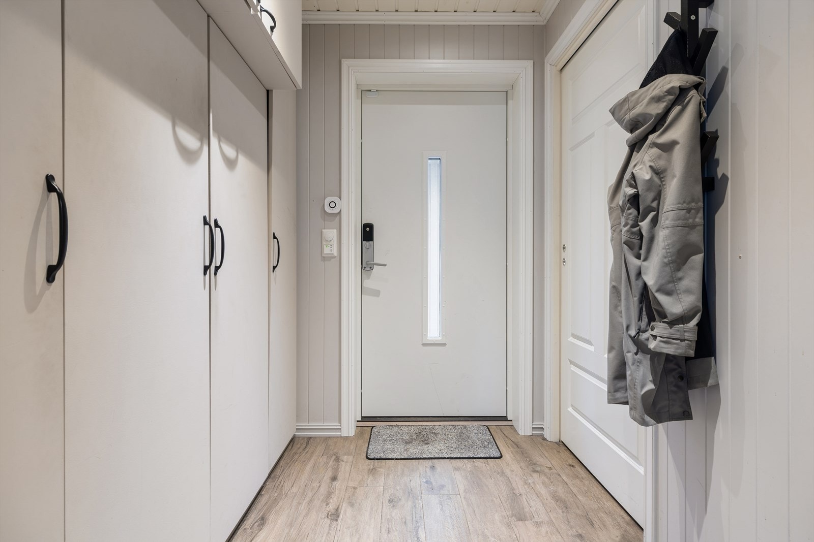 Praktisk entrè med god plass til å henge fra seg yttertøy. Galleribilde