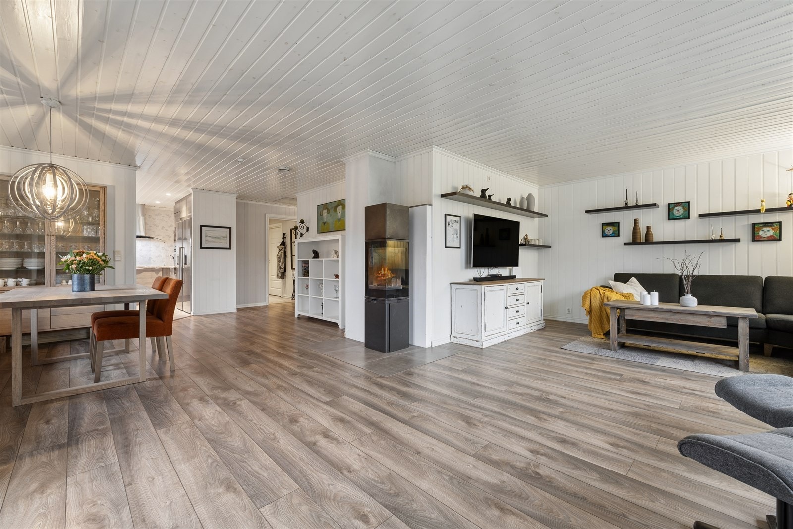 Romslig stue med god plass til sofa og spisegruppe. Galleribilde