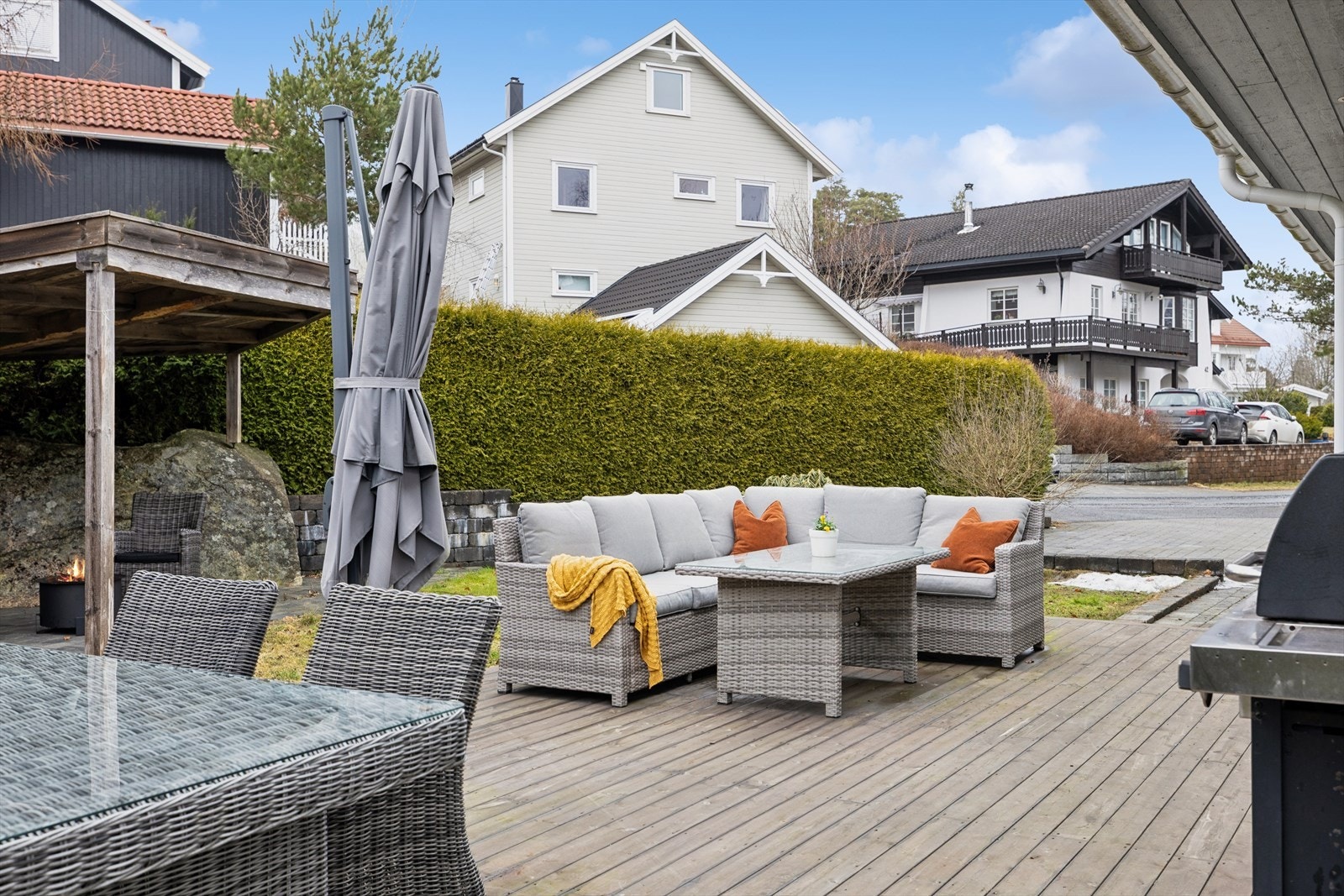 Stor og solrik terrasse med plass til både sittegruppe og spisebord. Galleribilde
