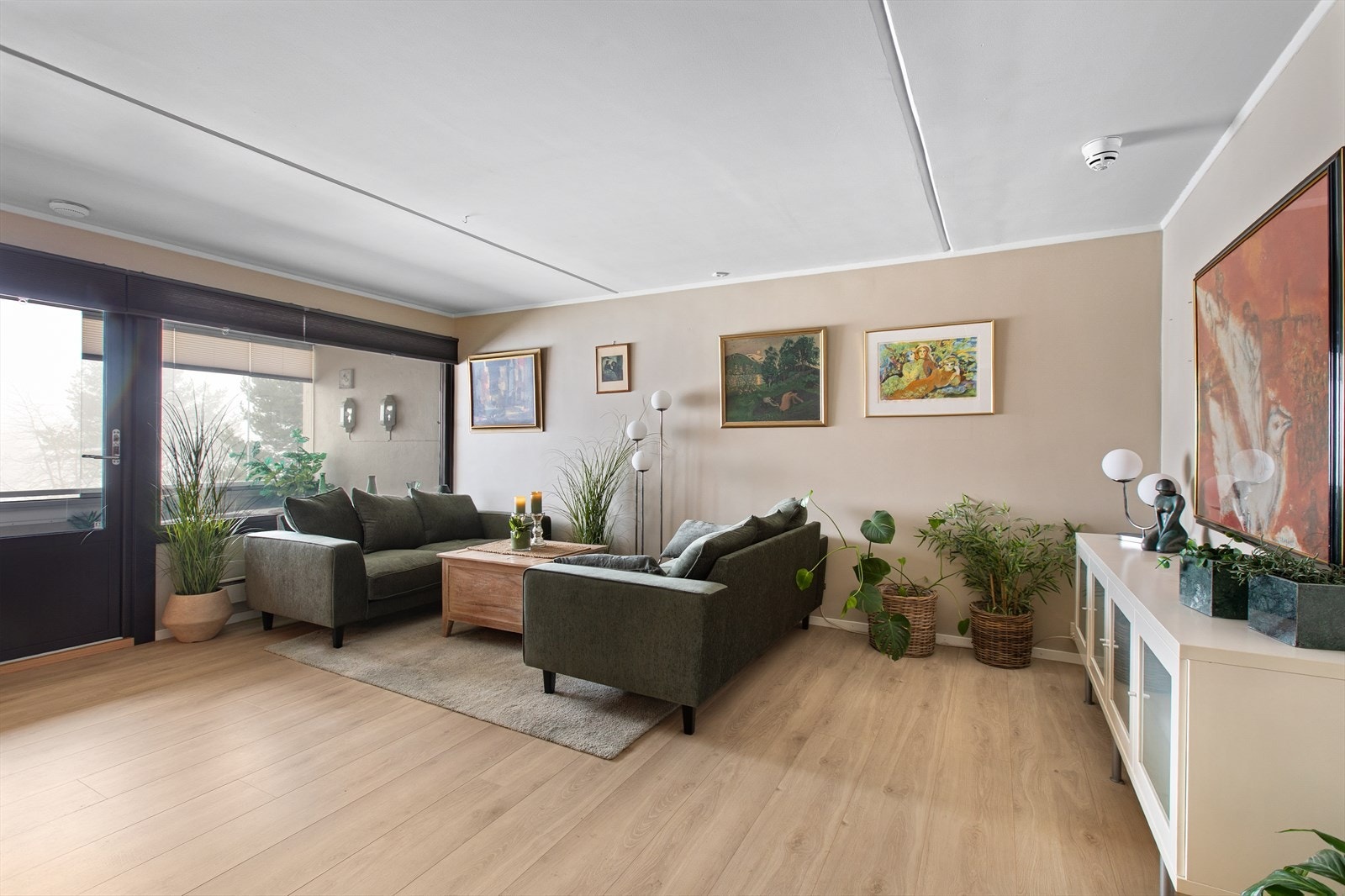 Åpen og pen stue med flere møbleringsmuligheter. Galleribilde