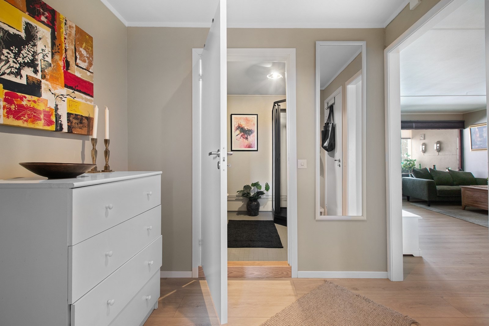 Leiligheten har pene nymalte lyse overflater og pen laminat på gulv. Galleribilde