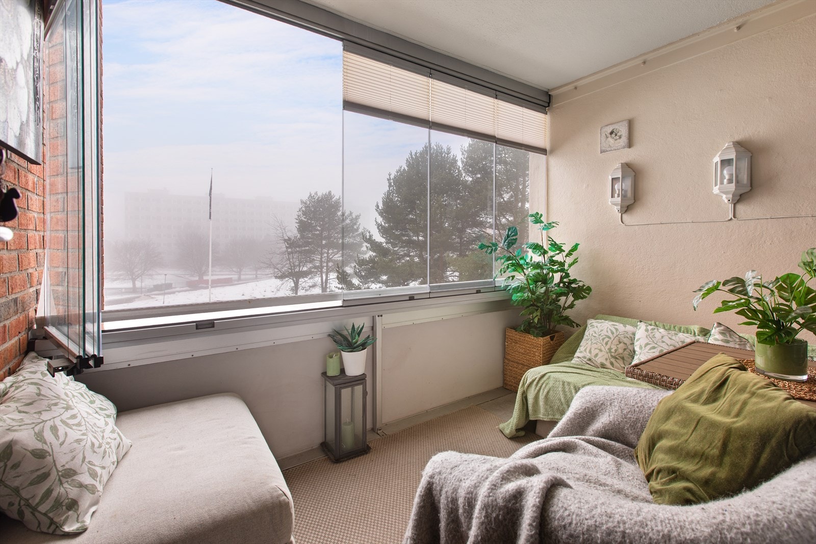 Utgang fra stue til en romsling innglasset balkong med plissegardiner. Innglassingen er fra 2023. Galleribilde