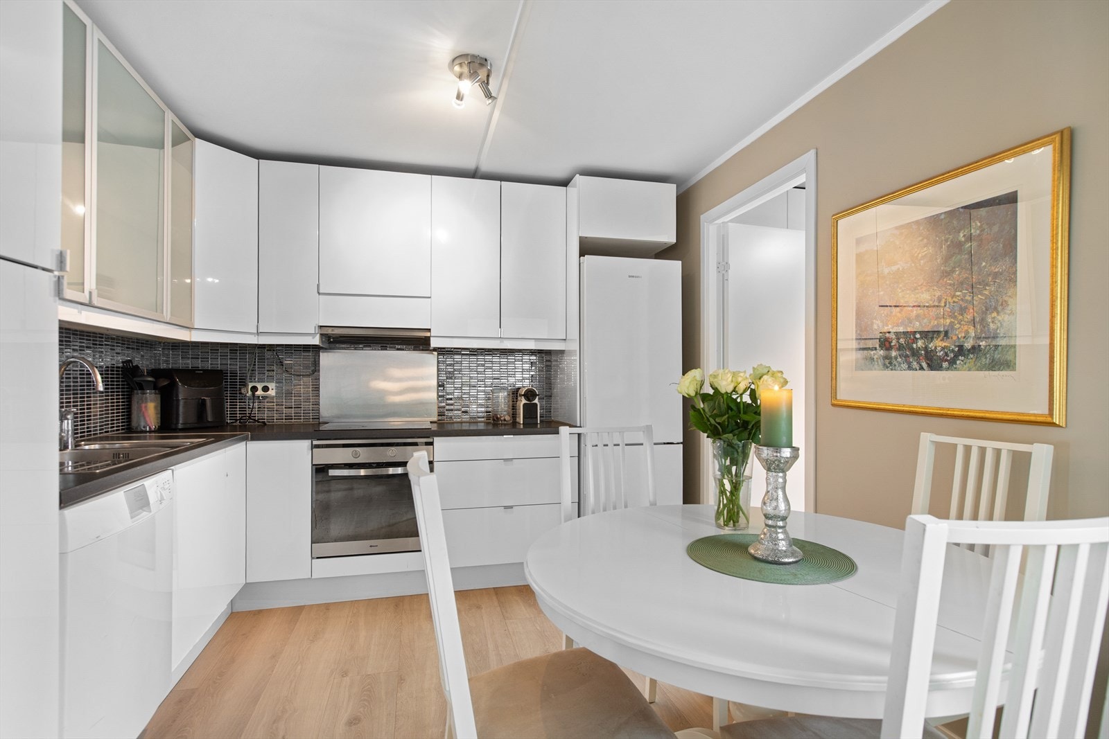 Lekkert kjøkken med delvis integrerte hvitevarer, oppvaskmaskin og frys/kjøl medfølger. Galleribilde