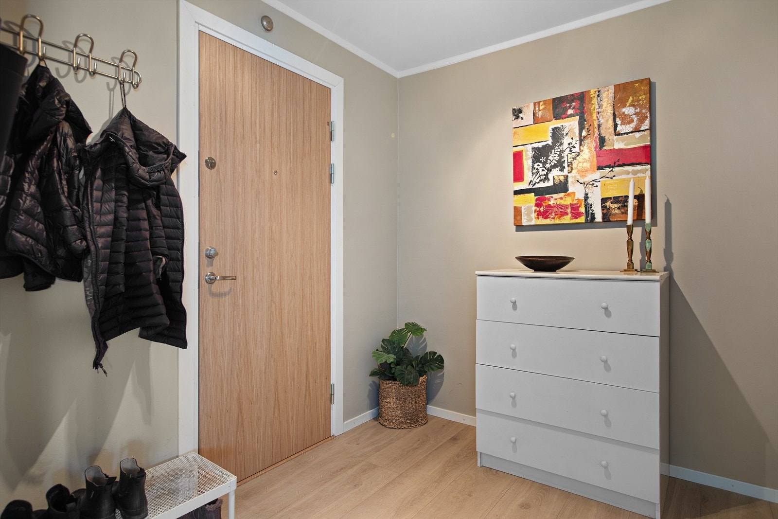 Romslig entre med god plass til å henge fra seg yttertøy og kommodeplass. Direkte tilgang til innvendig bod. Galleribilde