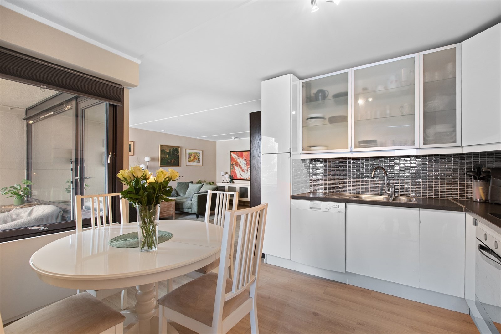 Kjøkkenet er delvis avgrenset fra stue. Galleribilde