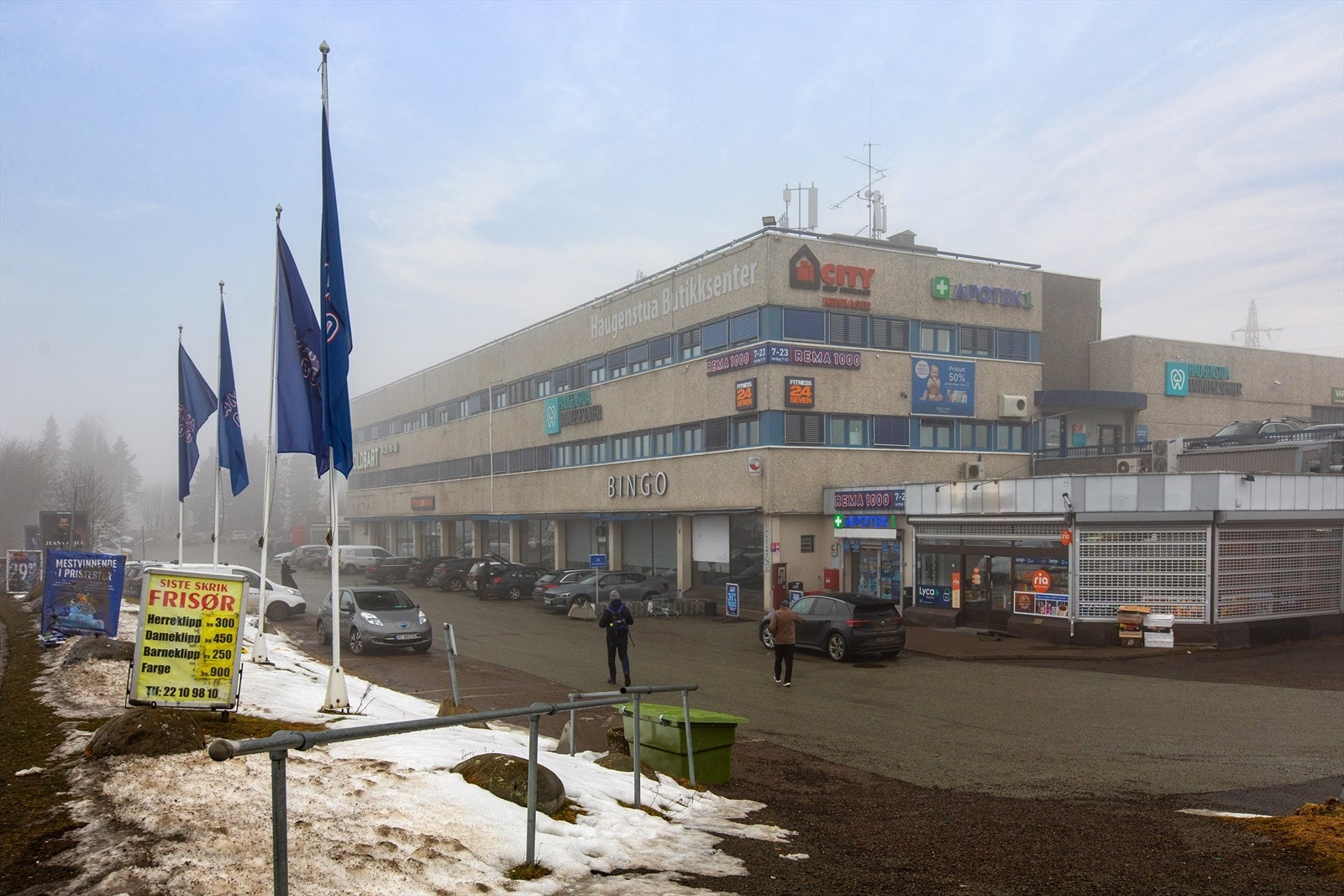 ... og butikksenter. Galleribilde