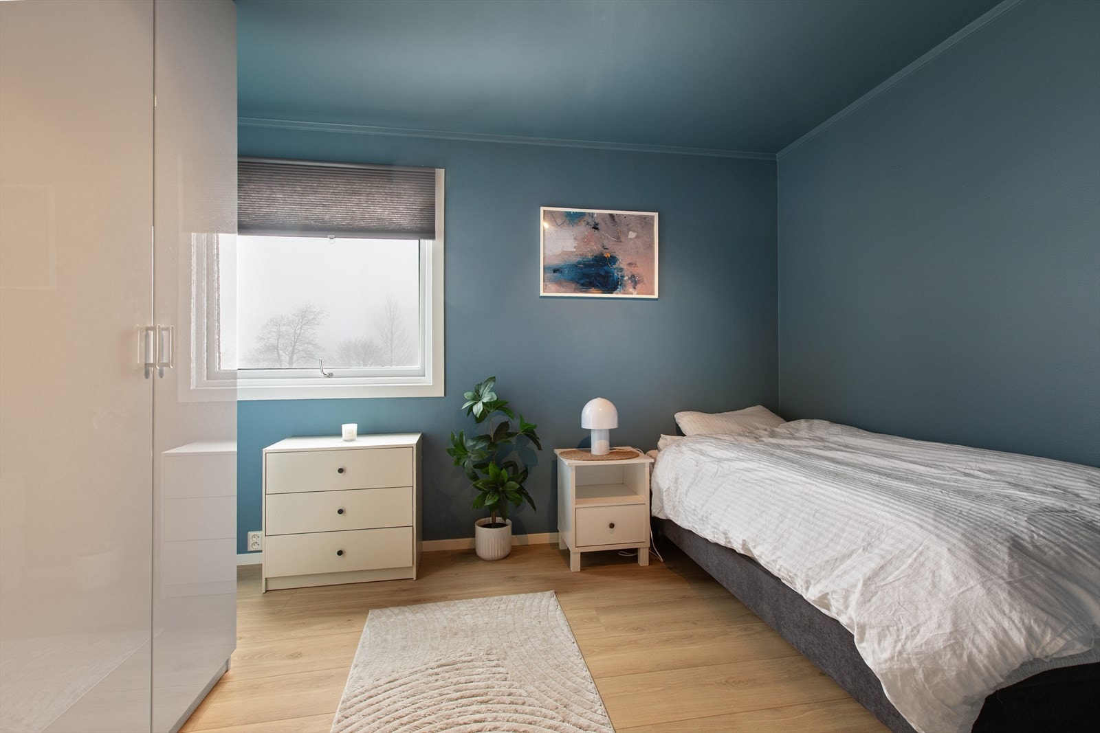 Romslig og delikat soverom med god plass til dobbelseng og nattbord samt garderobesløsning som forøvrig er ny. Galleribilde