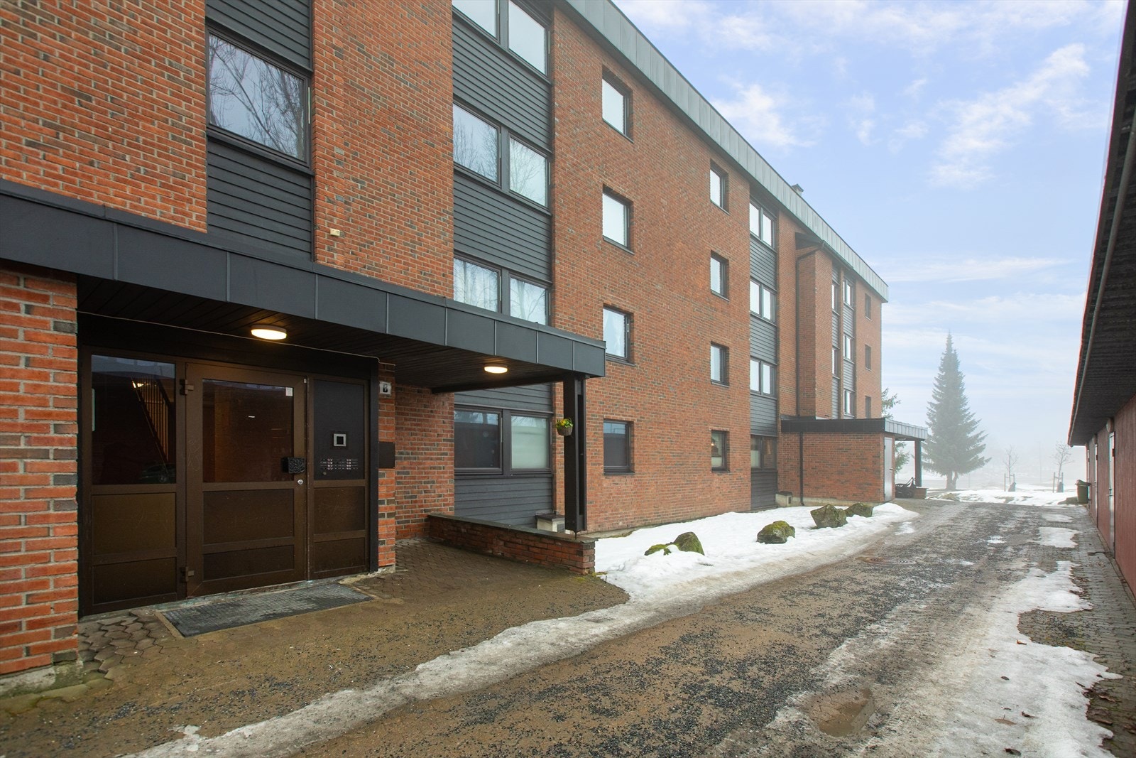 Velkommen inn... på andre siden av inngangspartiet er det boder. Galleribilde