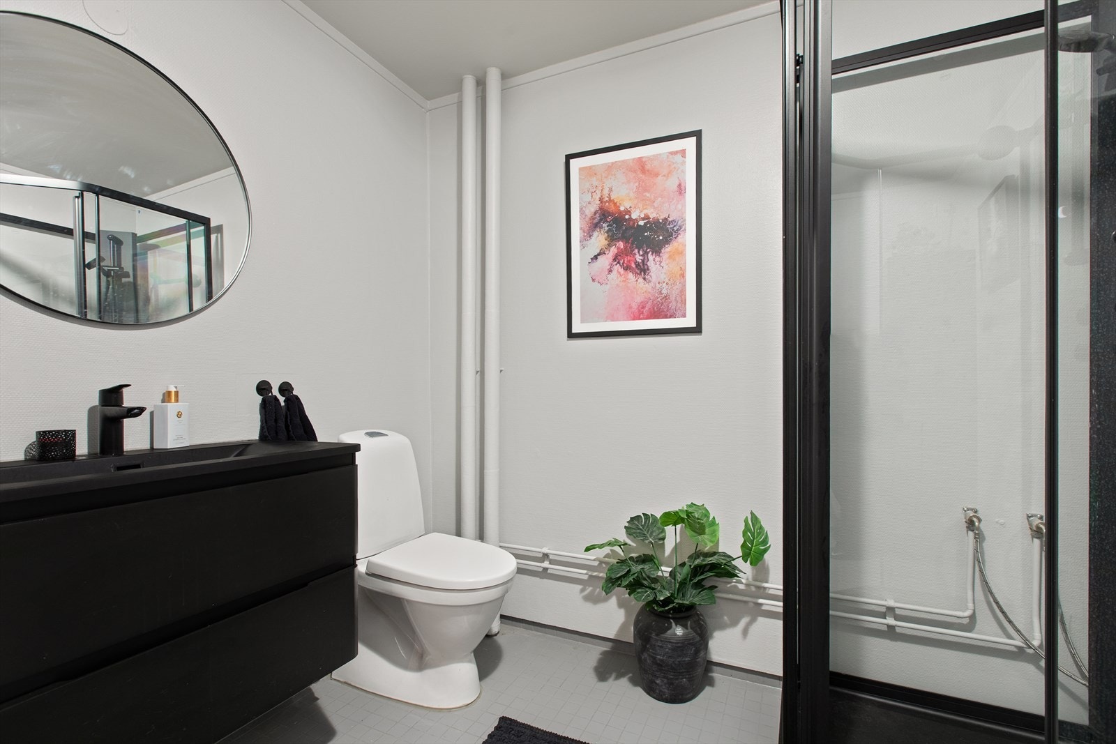 Badet er delikat og med nyere innredninger bla. servantinnredning med skuffer, speil, langskap, dusjkabinett samt toalett. Galleribilde