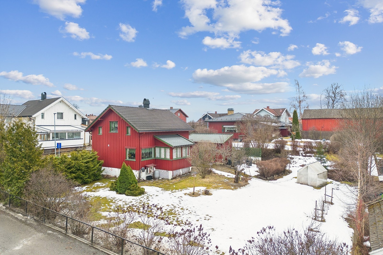 Velkommen til Enerhaugvegen 31 - Sentrumsnær enebolig med mye potensiale. Galleribilde