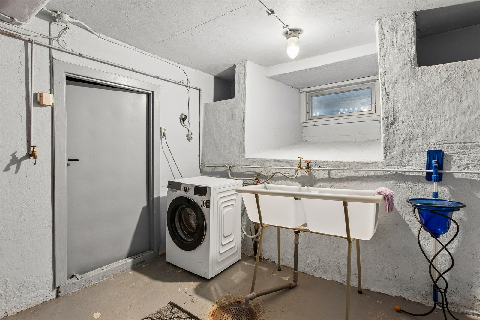 Vaskerom med videre adkomst til bod. Galleribilde