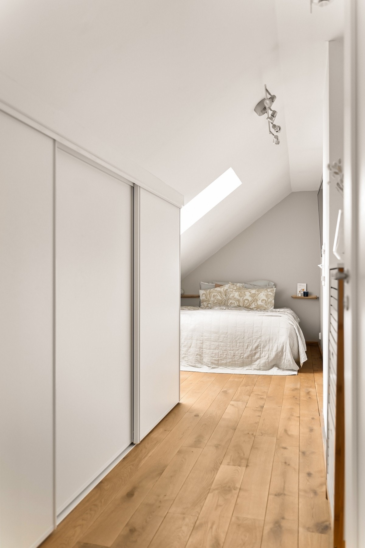 Hovedsoverom har skyvedørsgarderobe i skråvegg Galleribilde