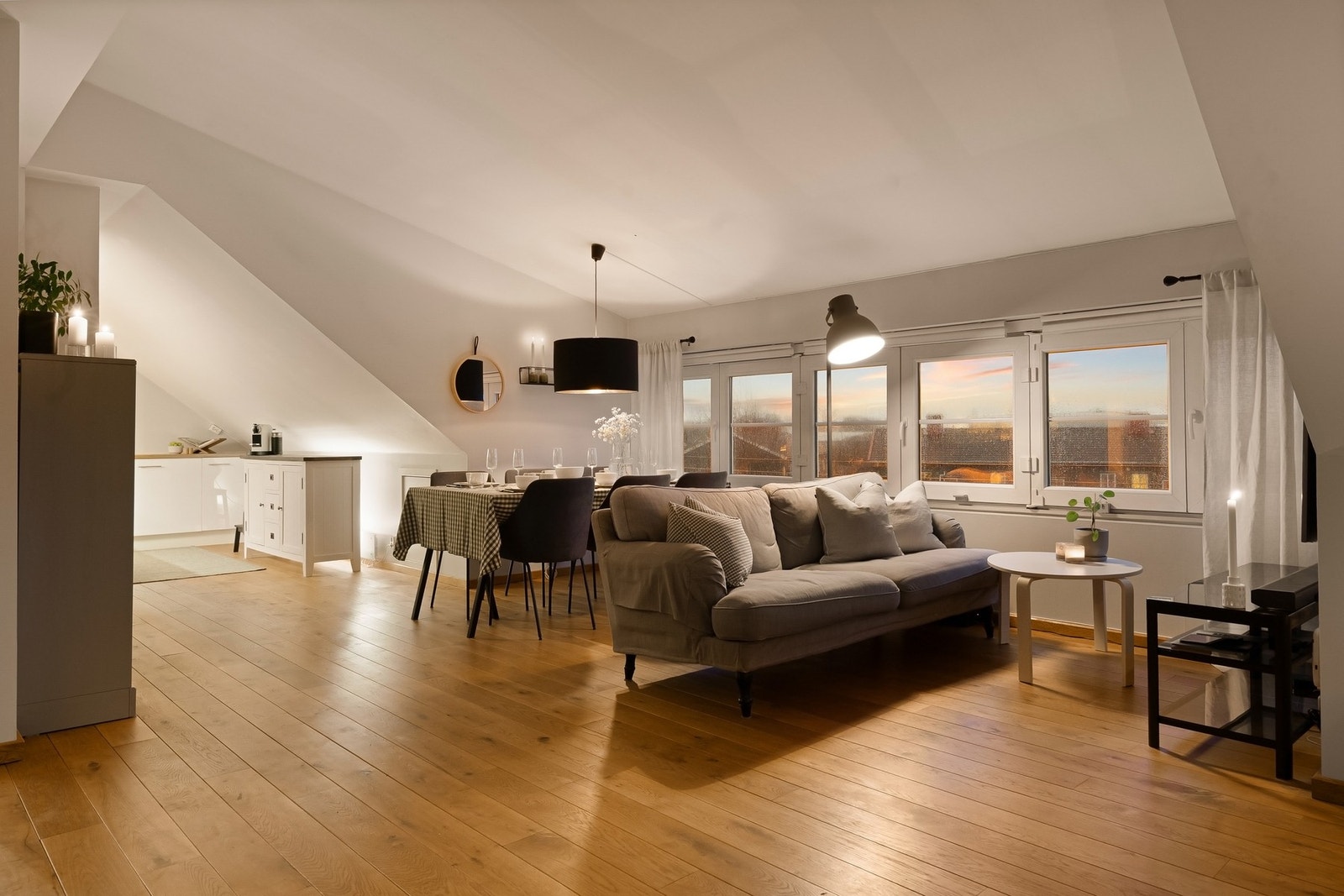 Rikelig med lysflater i stuen sørger for en fin og hyggelig atmosfære i allrommet Galleribilde