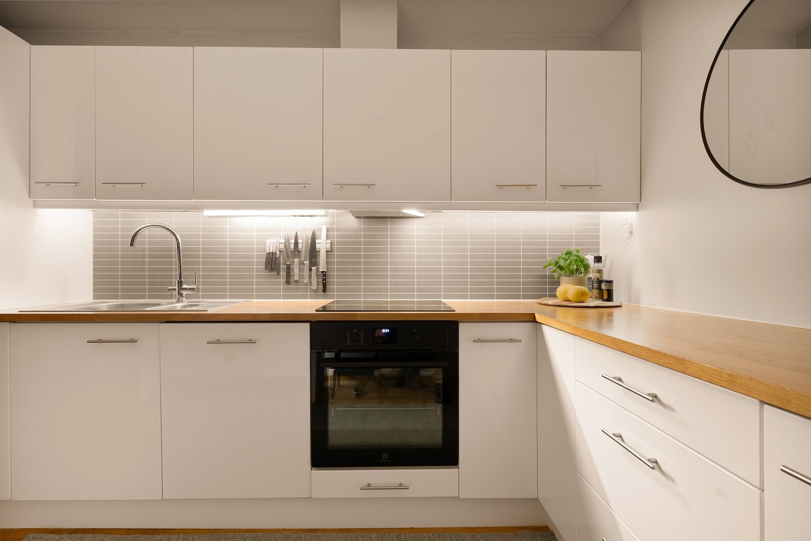 Rikelig med oppbevaringsplass i under- og overskap Galleribilde