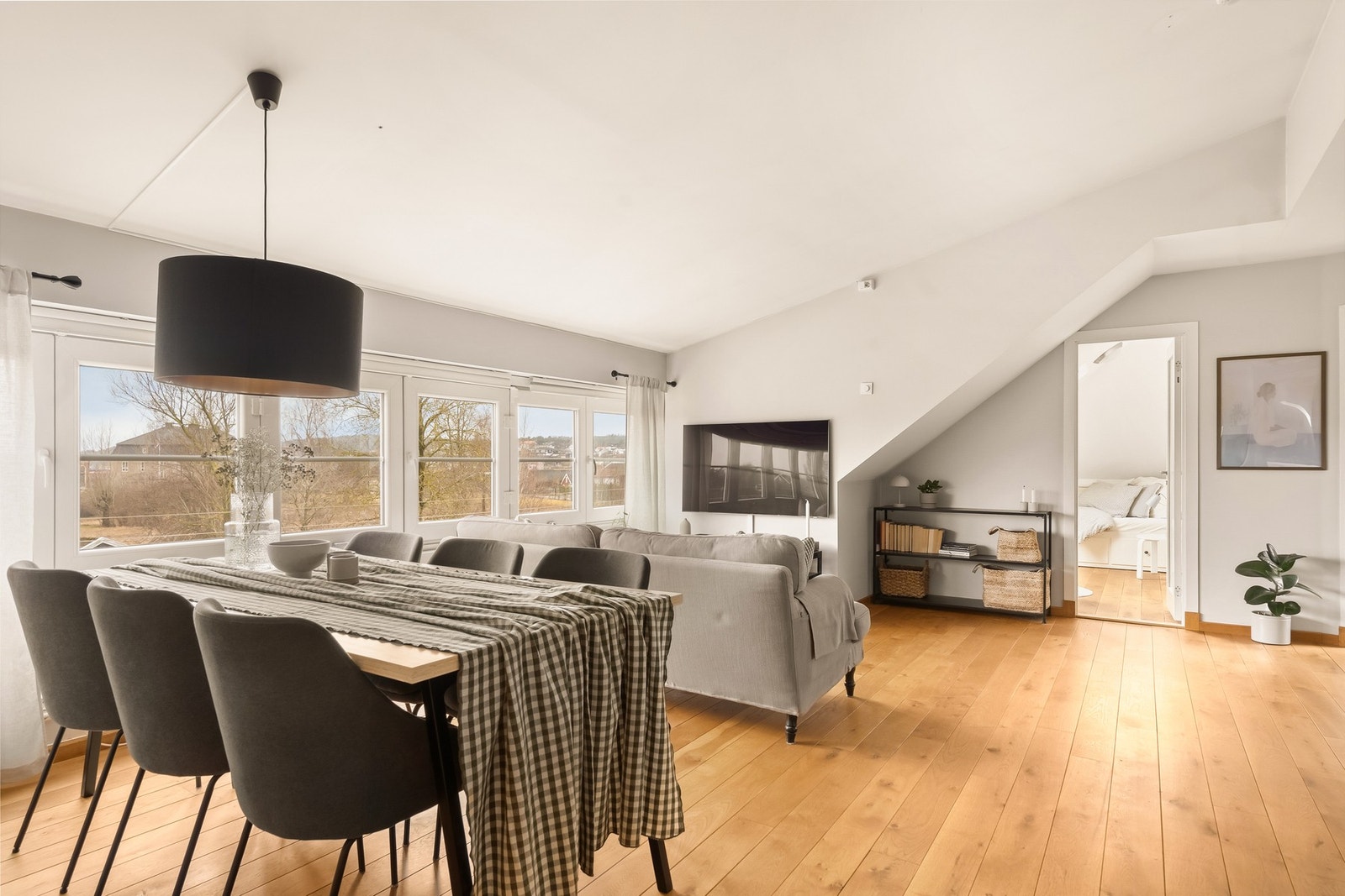 God plass til spiseseksjon og TV-seksjon i stue Galleribilde