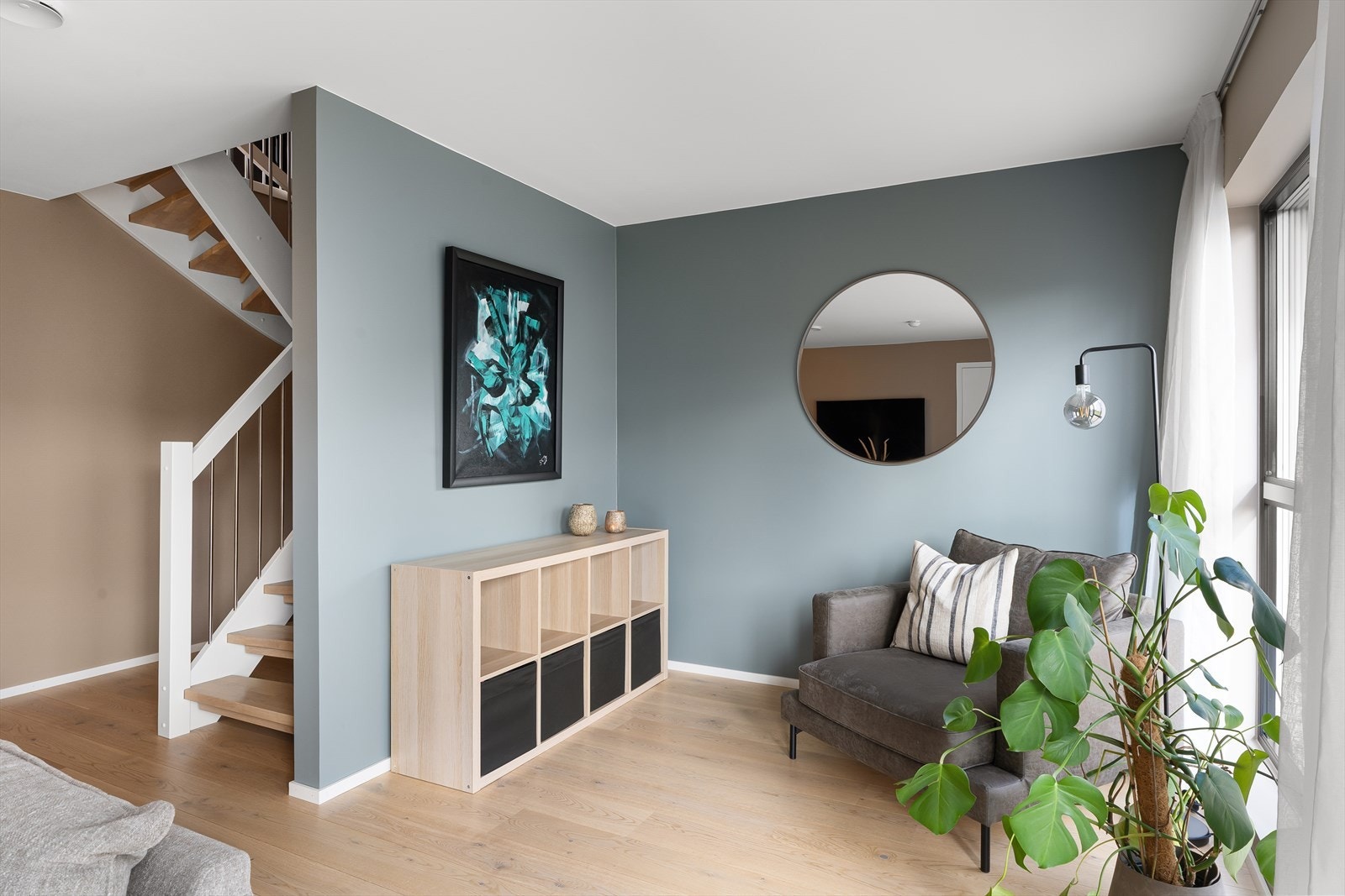 Perfekt plass for en koselig lese krok eller muligheter for oppbevaring. Galleribilde