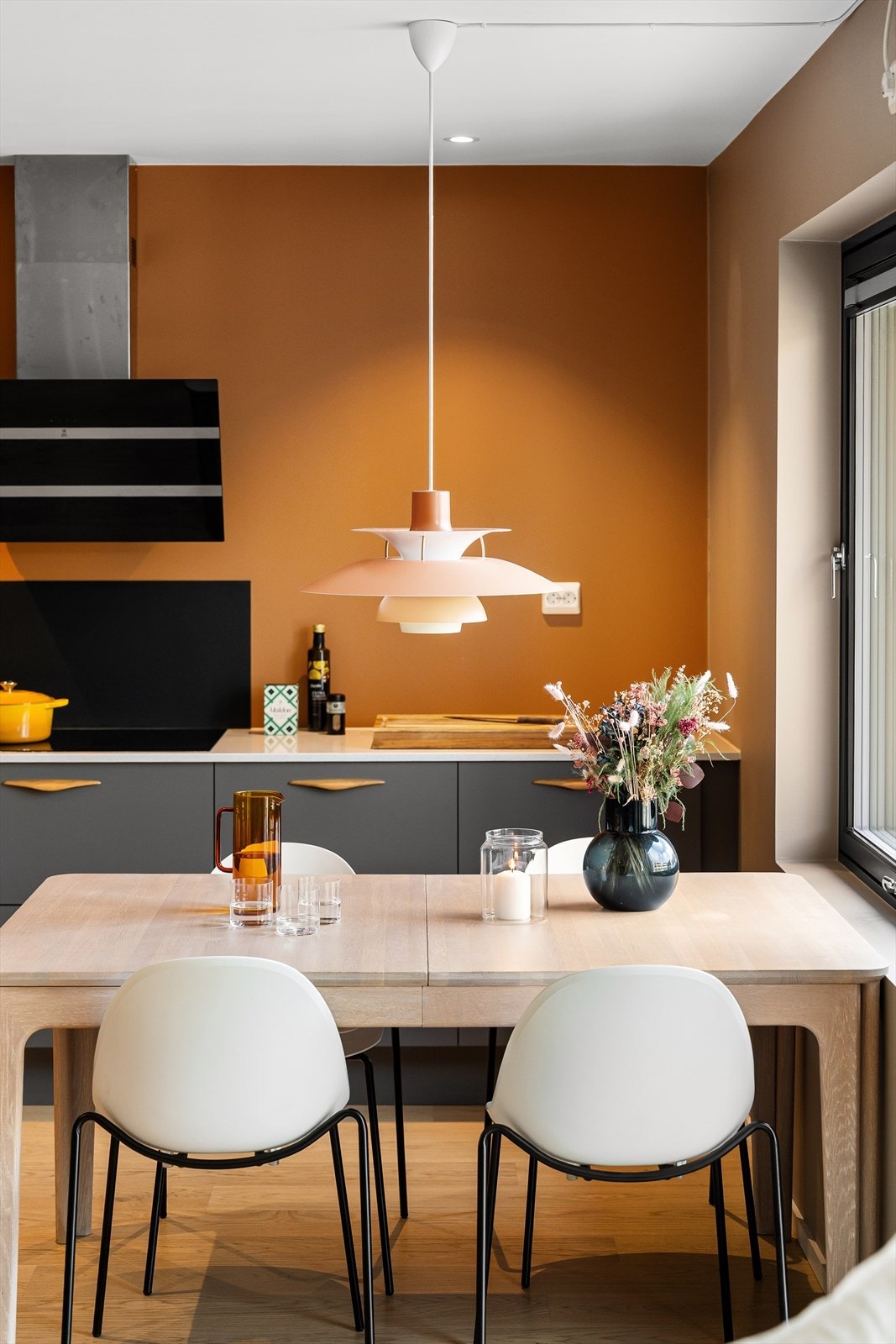 Perfekt plass for sosiale sammenkomster ved spisebordet. Galleribilde