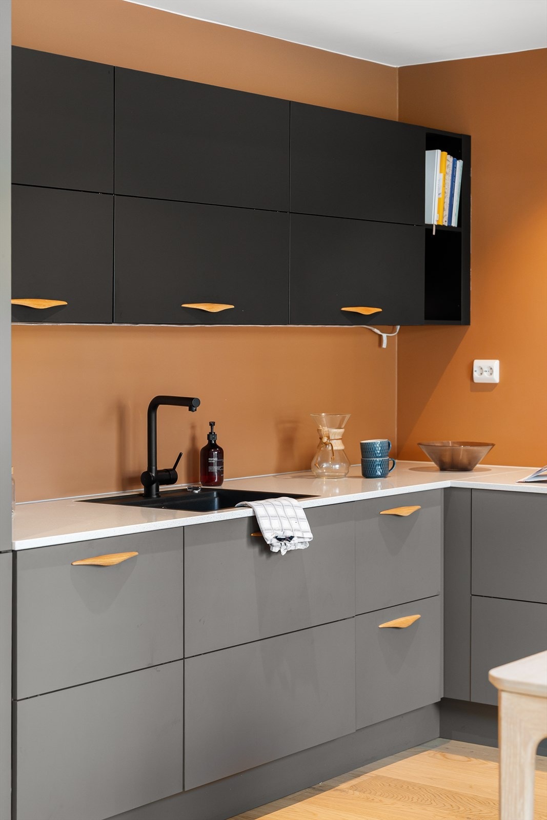 Benkeplaten er av kompositt. Galleribilde