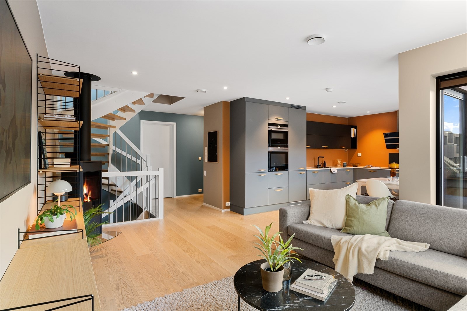 Lys og åpen stue- og kjøkkenløsning med store vindusflater som slipper inn rikelig med naturlig lys. Galleribilde