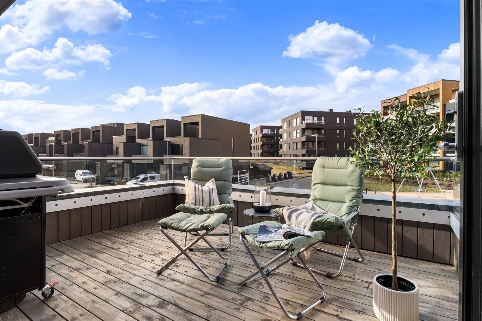 Koselig balkong med god plass til utemøbler og grill, perfekt for hyggelige stunder utendørs. Galleribilde