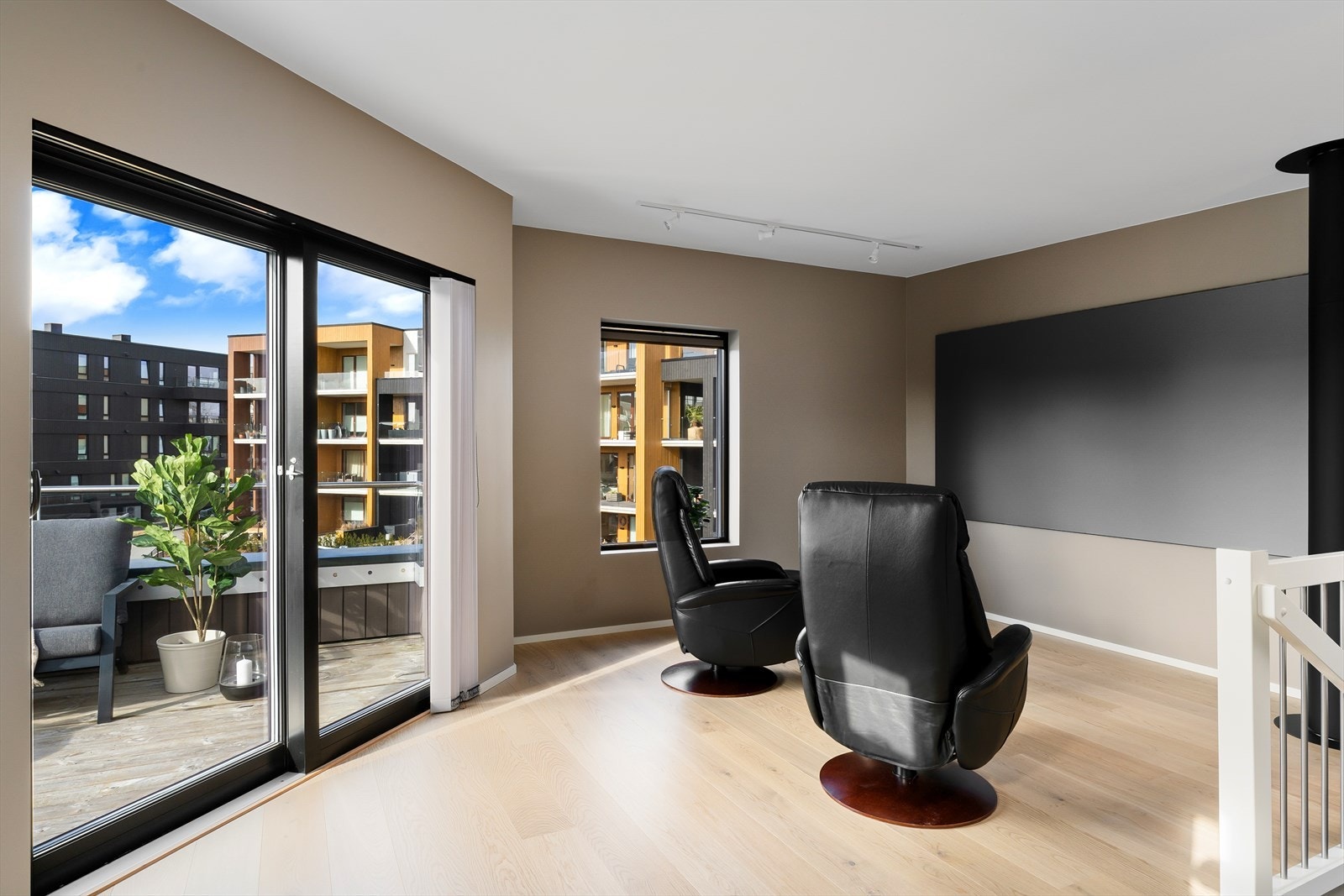 I boligens øverste etasje finner du et fleksibelt oppholdsrom som egner seg godt som TV-stue eller ekstra stue. Galleribilde