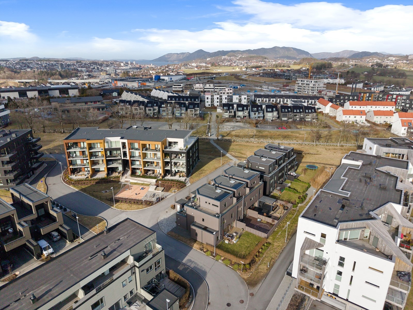 Området er godt tilrettelagt for en aktiv hverdag, med lekeplasser, trygge gang- og sykkelveier og gode møteplasser for både små og store. Kollektivtilbudet er også svært bra, med bussholdeplass i nærheten og kort vei til Ganddal togstasjon Galleribilde