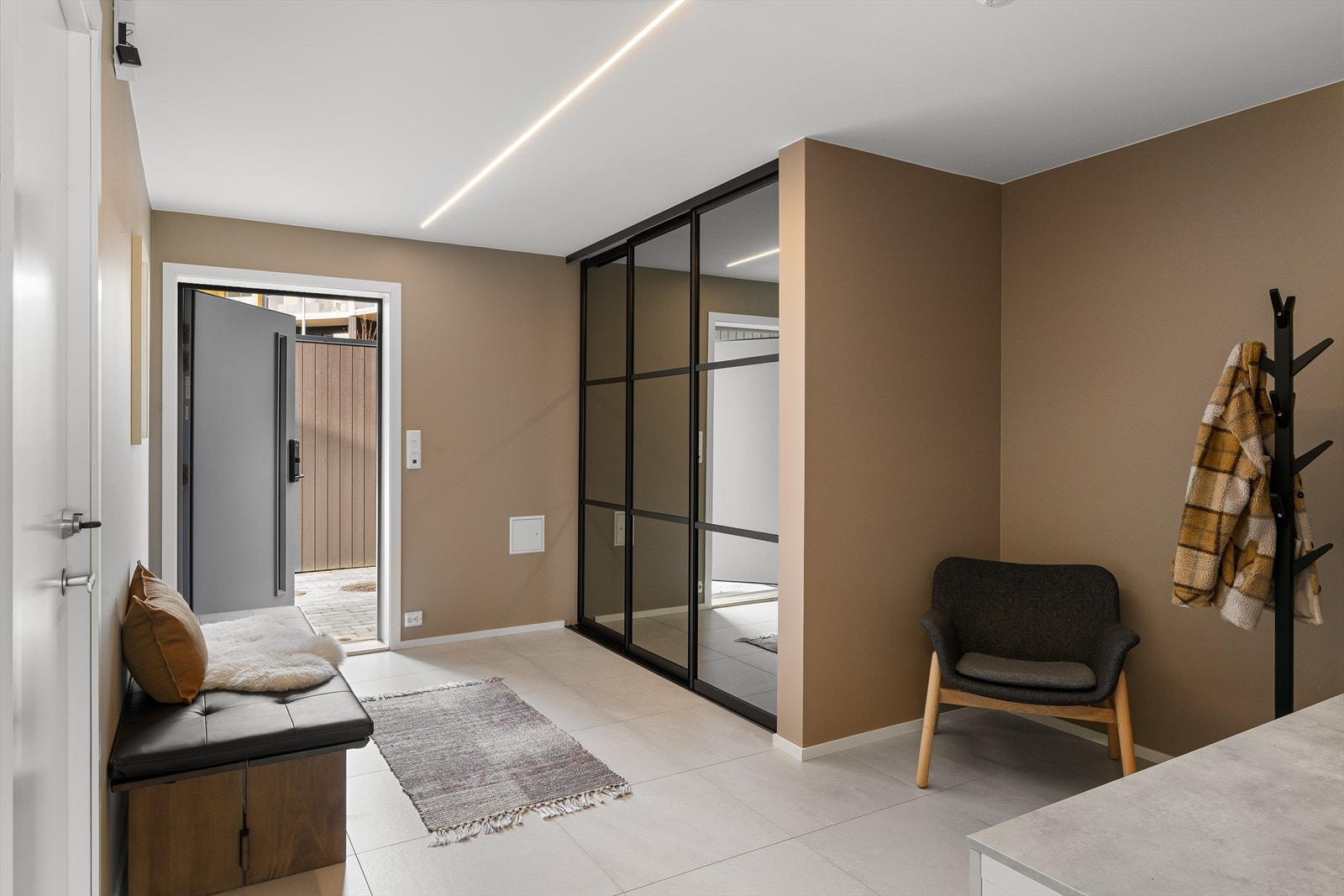 Entréen ønsker deg velkommen med flislagt gulv, god skapplass i stor skyvedørsgarderobe. Galleribilde