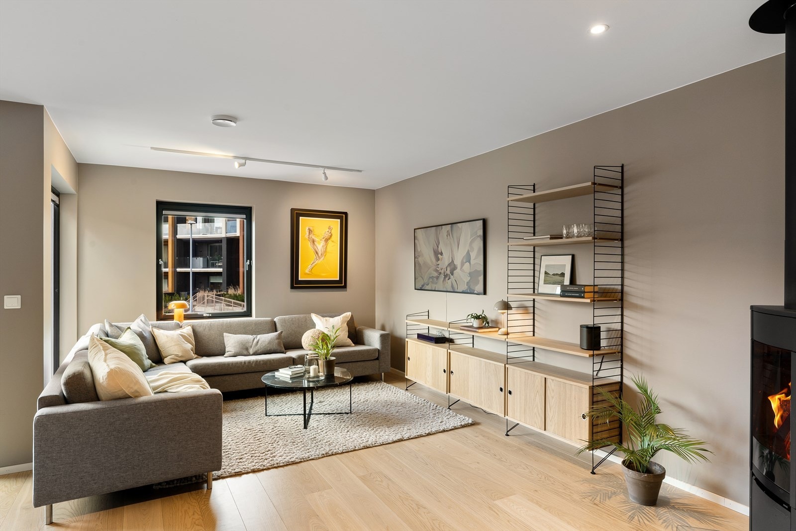 Stuen har store vindusflater som slipper inn mye lys, og den åpne planløsningen gir fleksible møbleringsmuligheter. Galleribilde