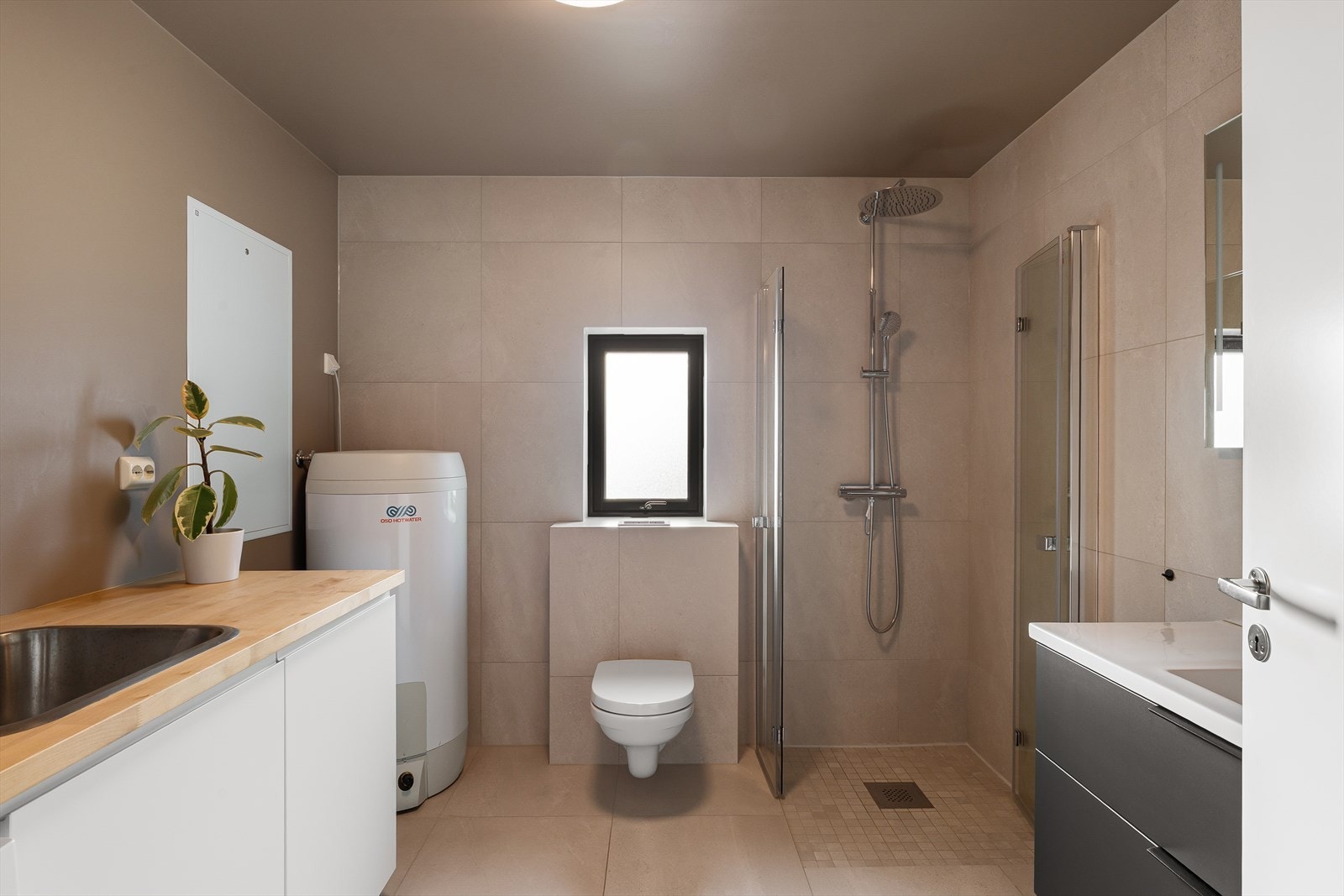 Badet har varmekabler og godt med oppbevaringsplass. Galleribilde