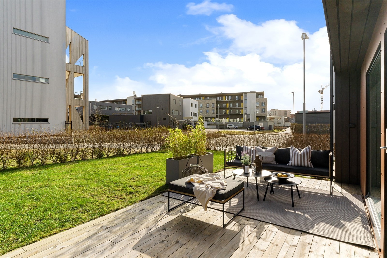 Flere grøntområder og parker ligger like ved, blant annet populære Sandvedparken med lekeområder, turstier langs elven og hyggelige steder for piknik. Galleribilde