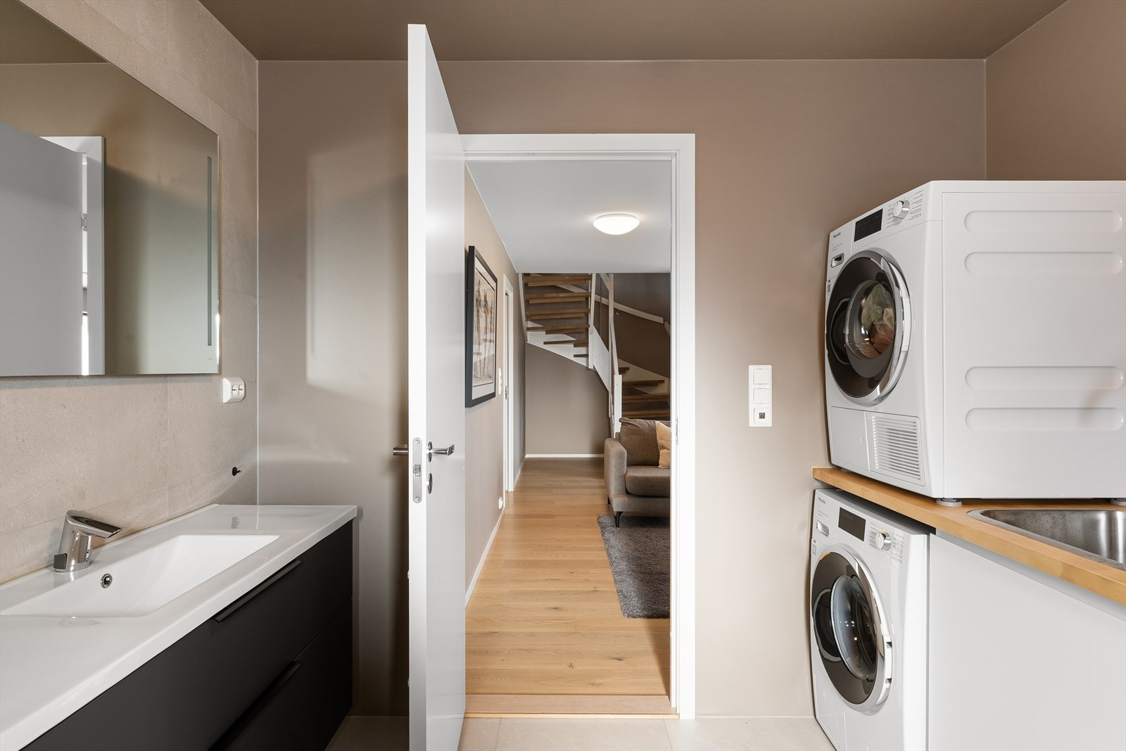 Bad med opplegg for vaskemaskin og tørketrommel. Galleribilde