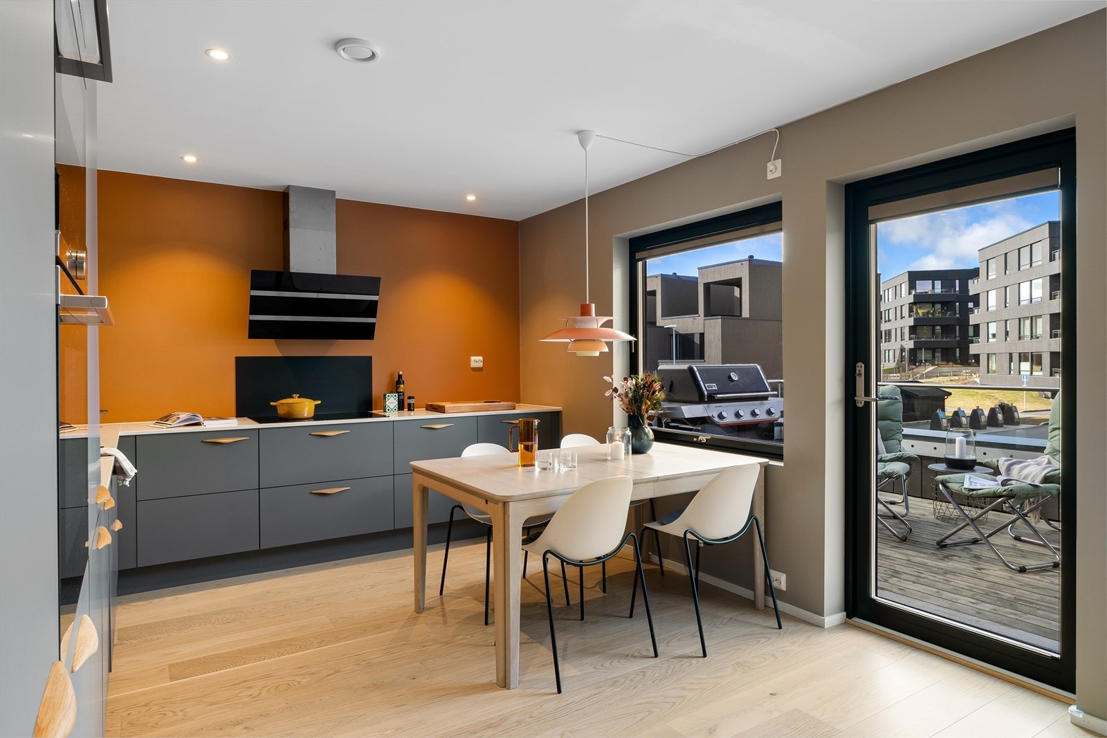 Fra stue- og kjøkkenområdet er det direkte utgang til en solrik terrasse - perfekt for rolige sommerdager og sosiale kvelder. Galleribilde