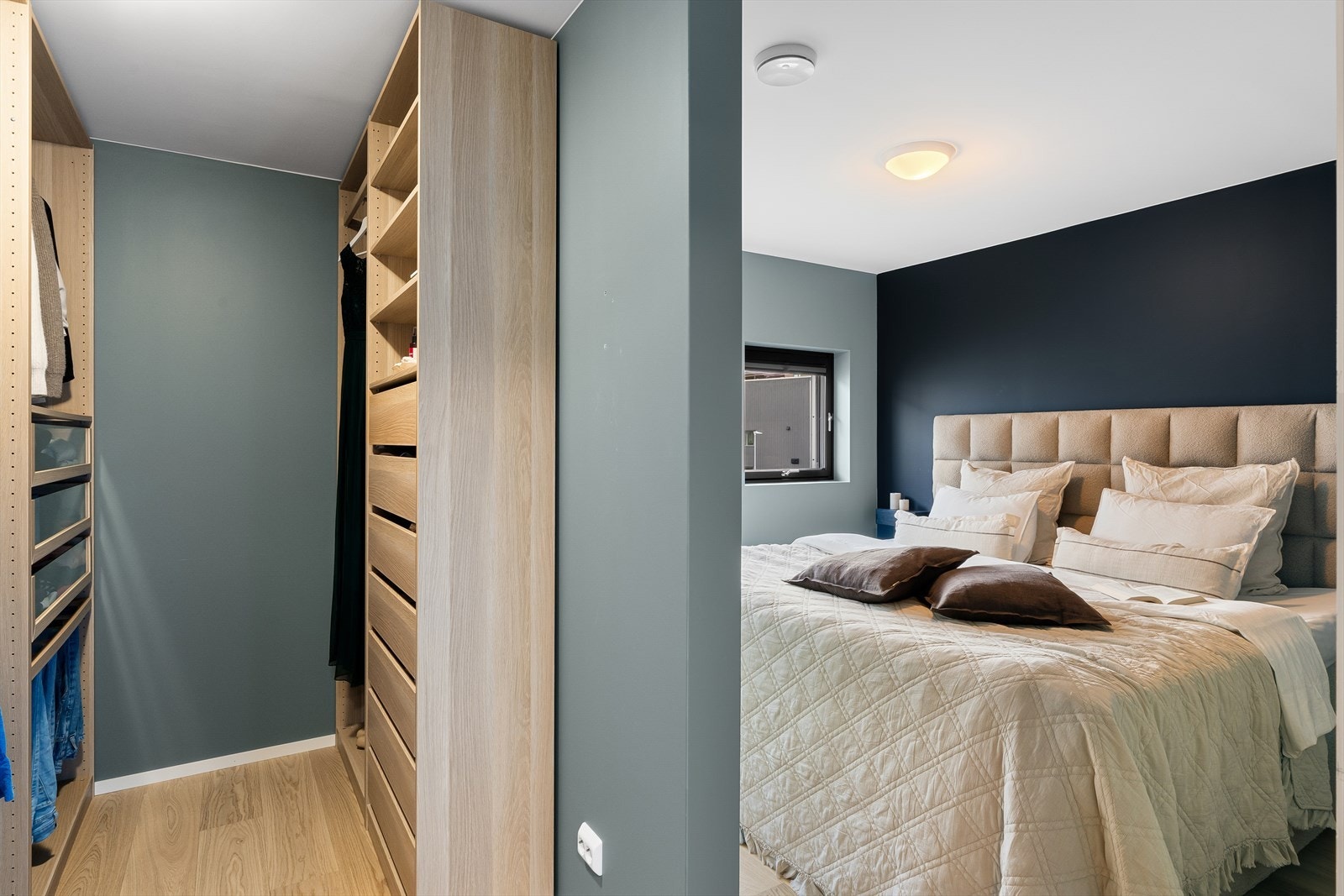 Hovedsoverom med tilknyttet walk-in closet. Galleribilde