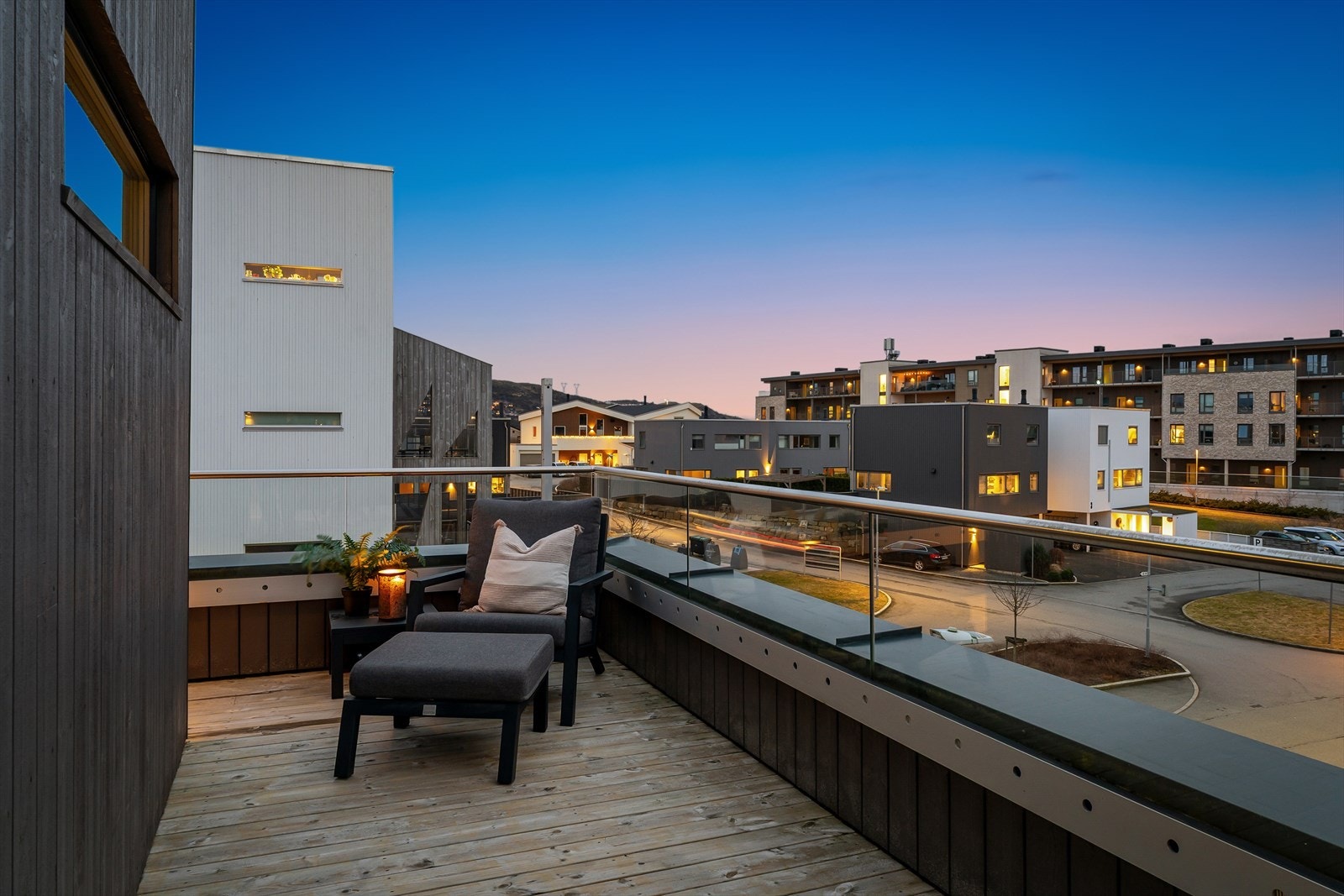 Terrassen strekker seg rundt bygget. Galleribilde