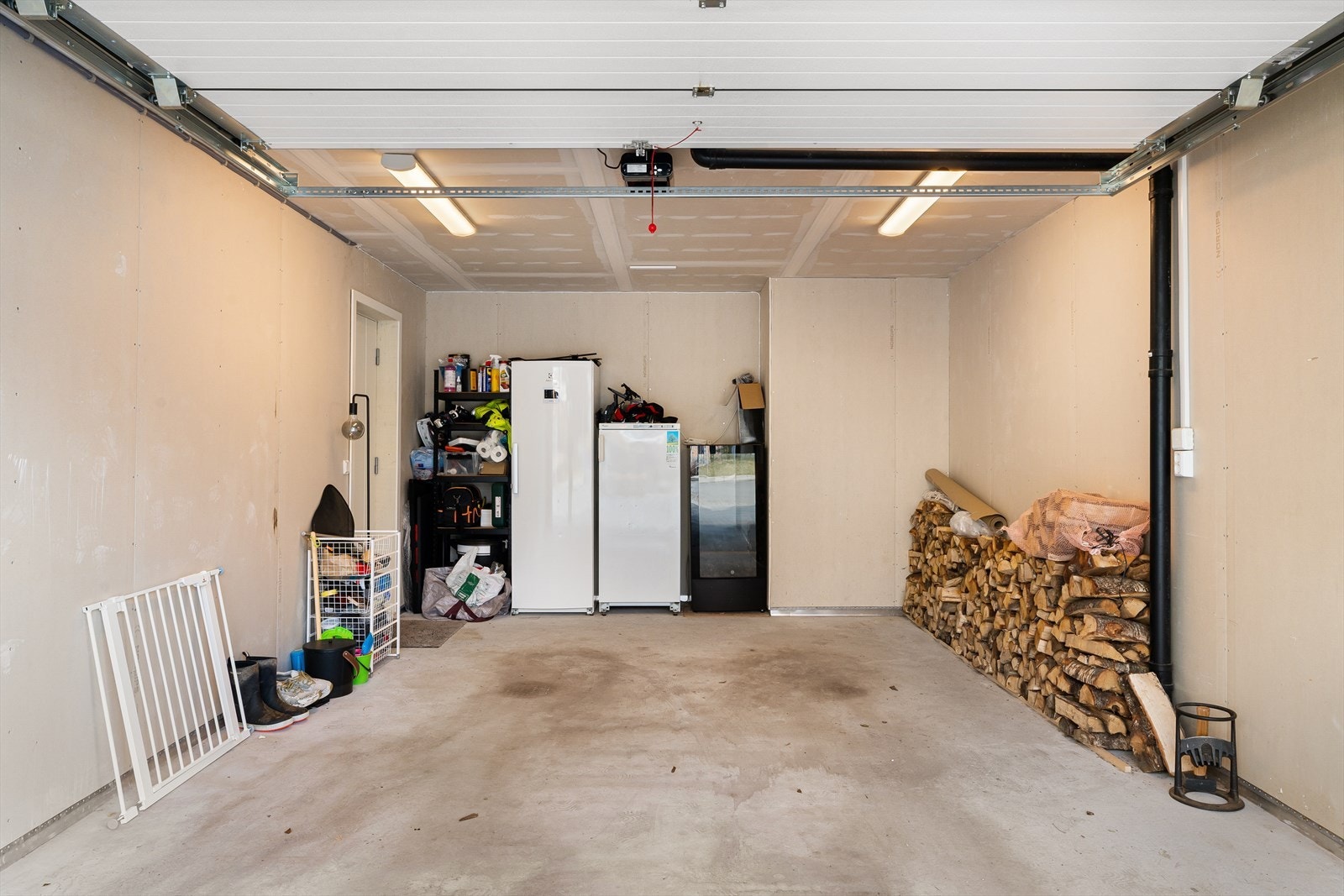 Garasje med god plass for bil og ekstra oppbevaring. Dør direkte inn i boligen Galleribilde