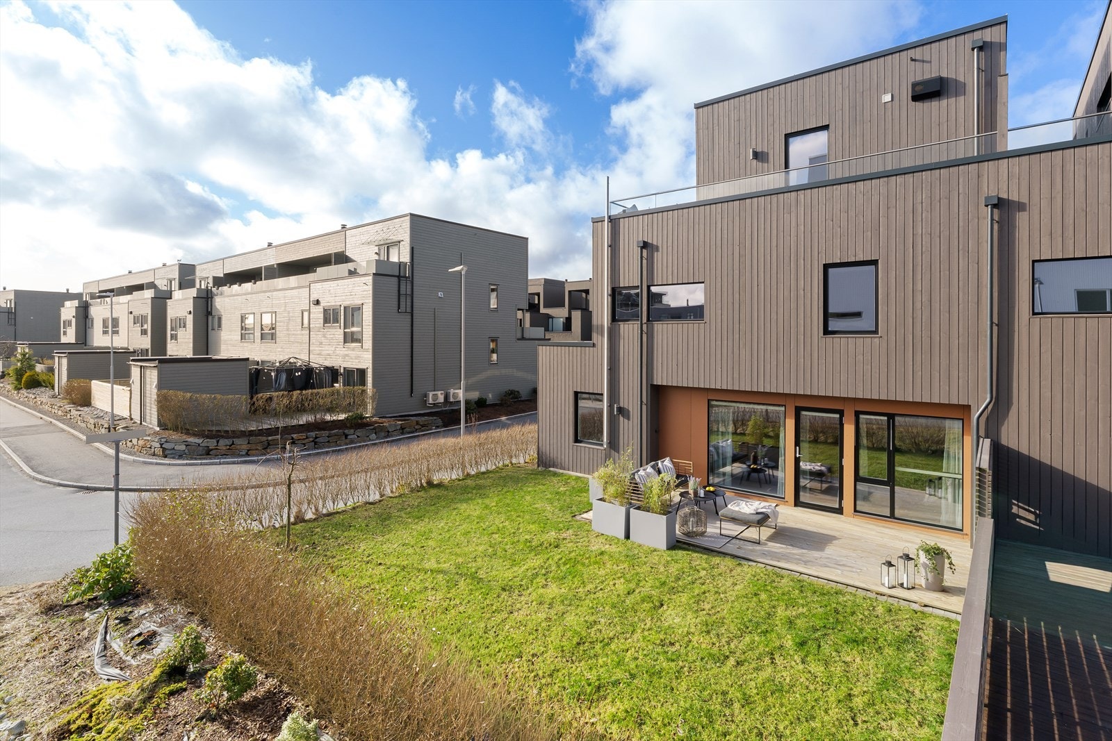 Boligen har en tilbaketrukket plassering uten gjennomgangstrafikk, samtidig som både servicetilbud og byliv er lett tilgjengelig. Galleribilde