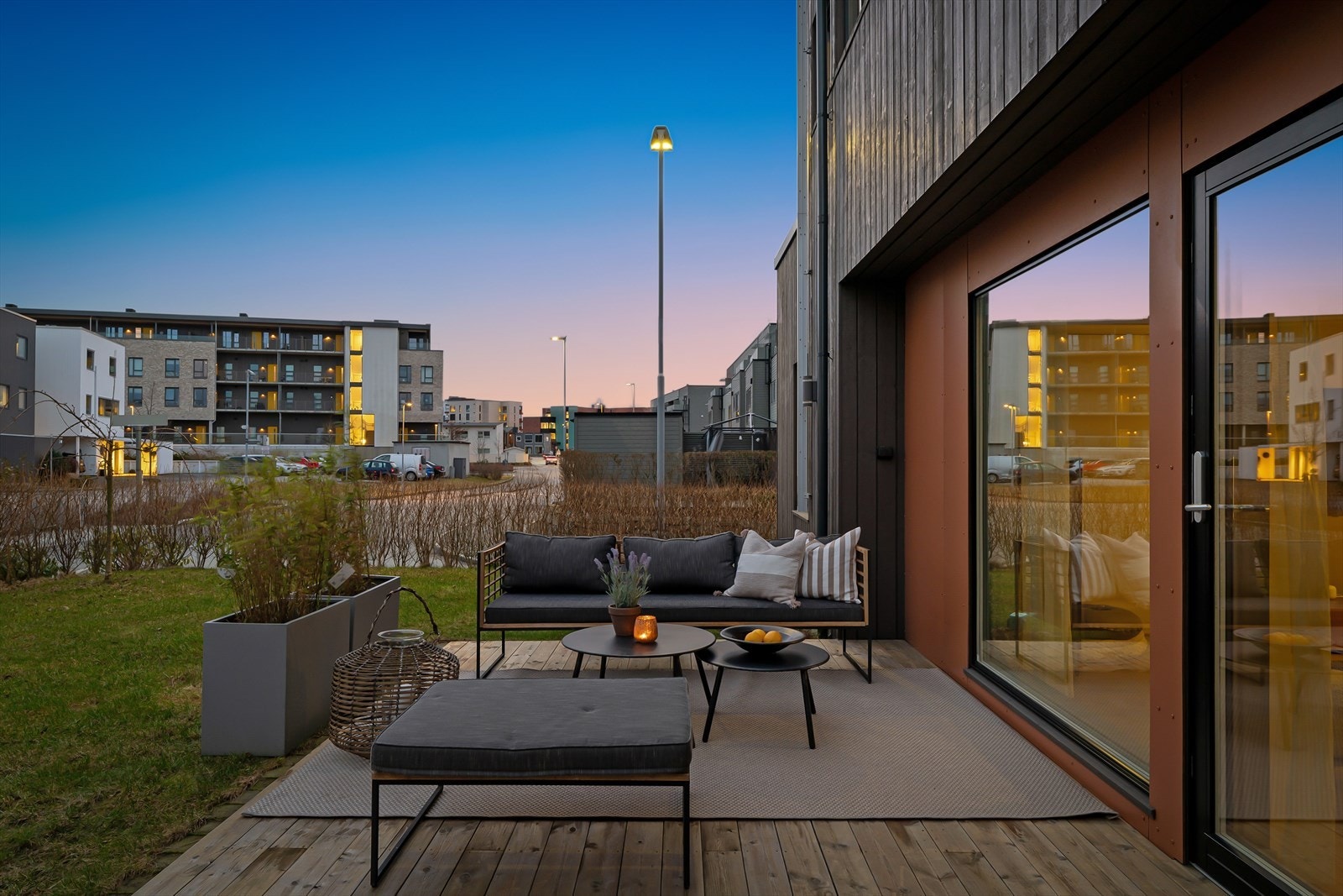 Hagen er skjermet og omkranset av hekk og gjerde. Galleribilde