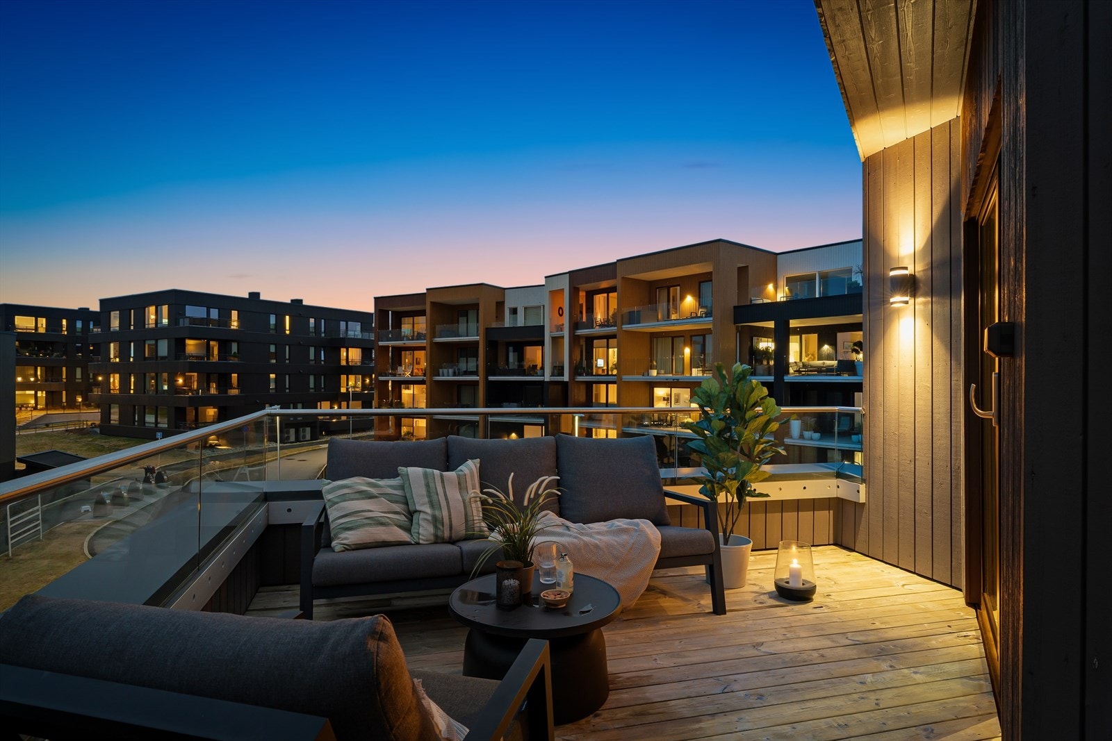 Terrasse med romslig plass og perfekt for sommeren. Galleribilde