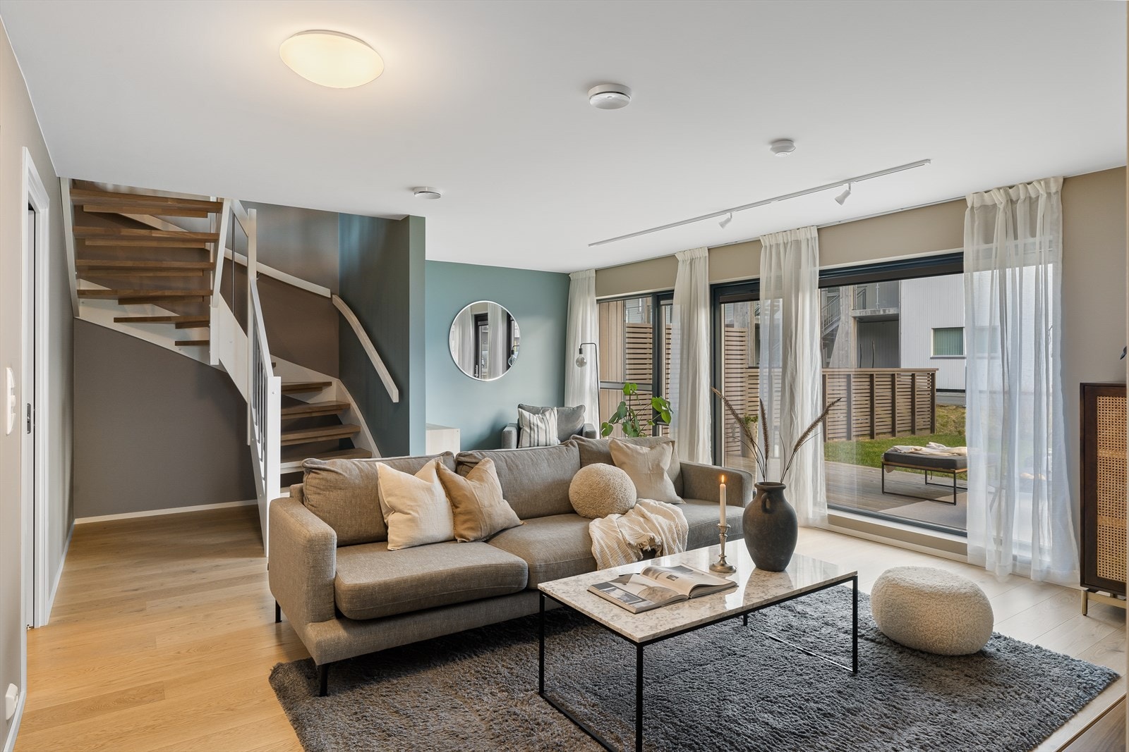 Stuen i 1.etasje byr på god plass med mange møblerings muligheter. Galleribilde