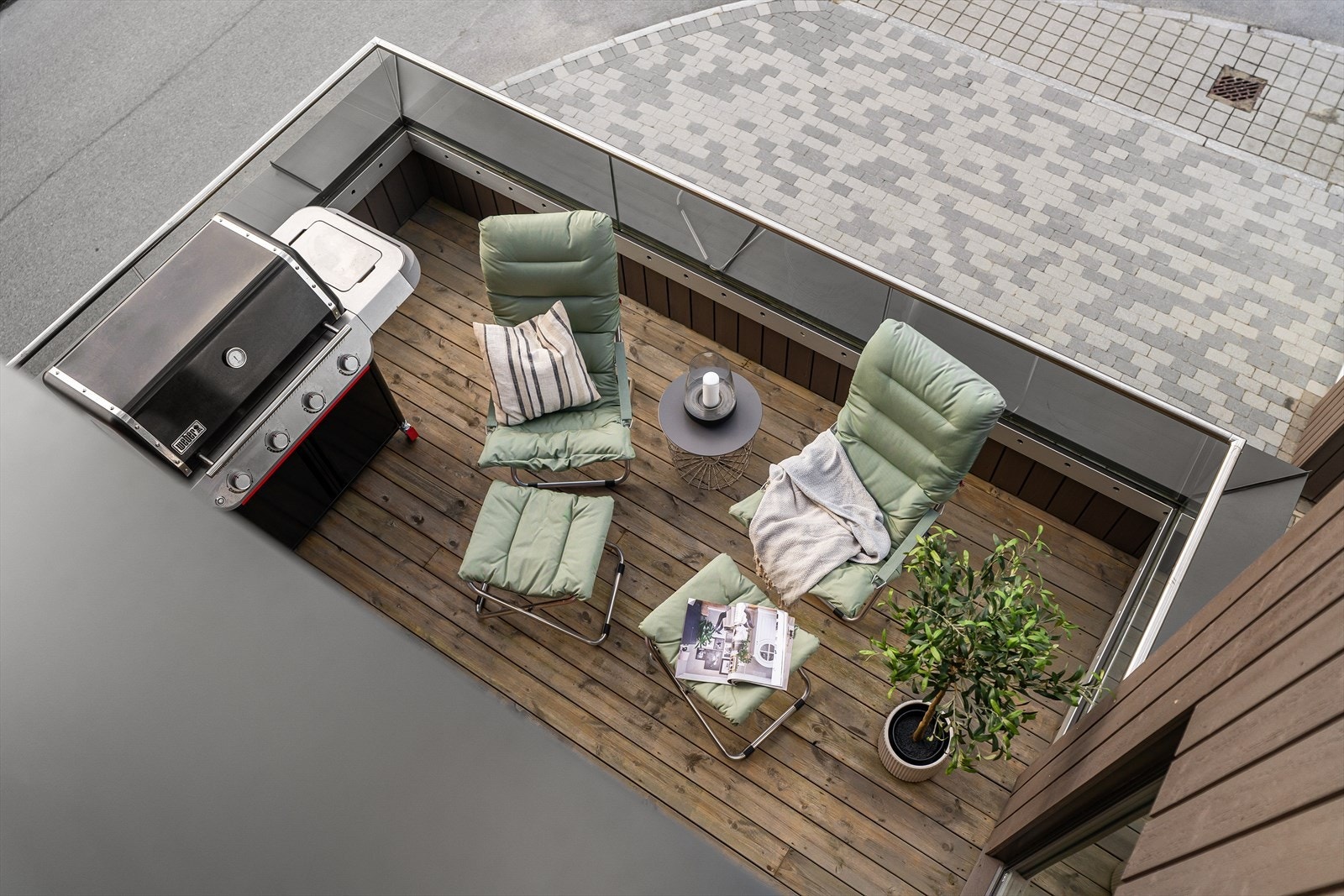 Her ligger alt til rette for å ha grillen lett tilgjengelig. Galleribilde