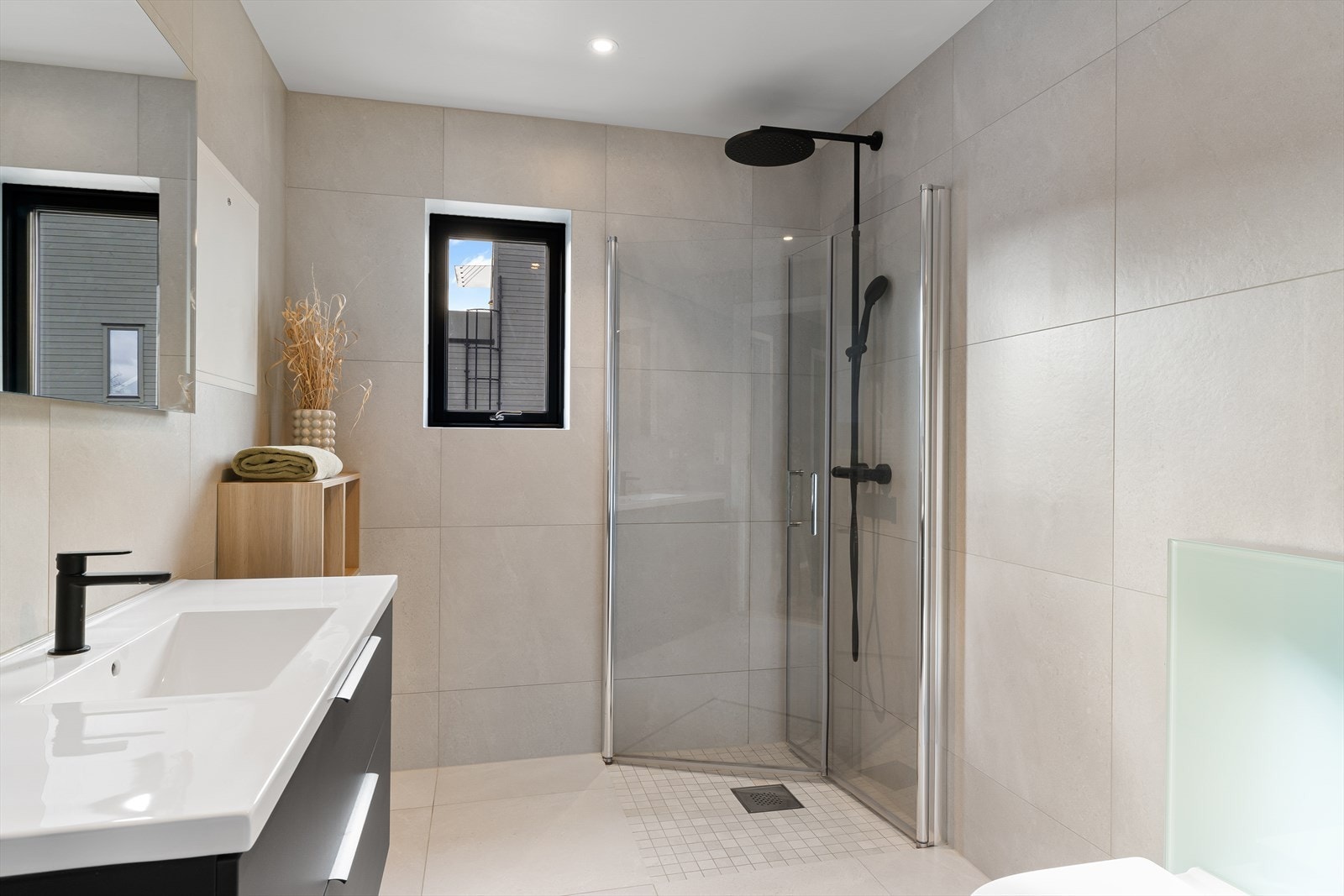 Spotter i himling og elektriske varmekabler i gulvet. Galleribilde