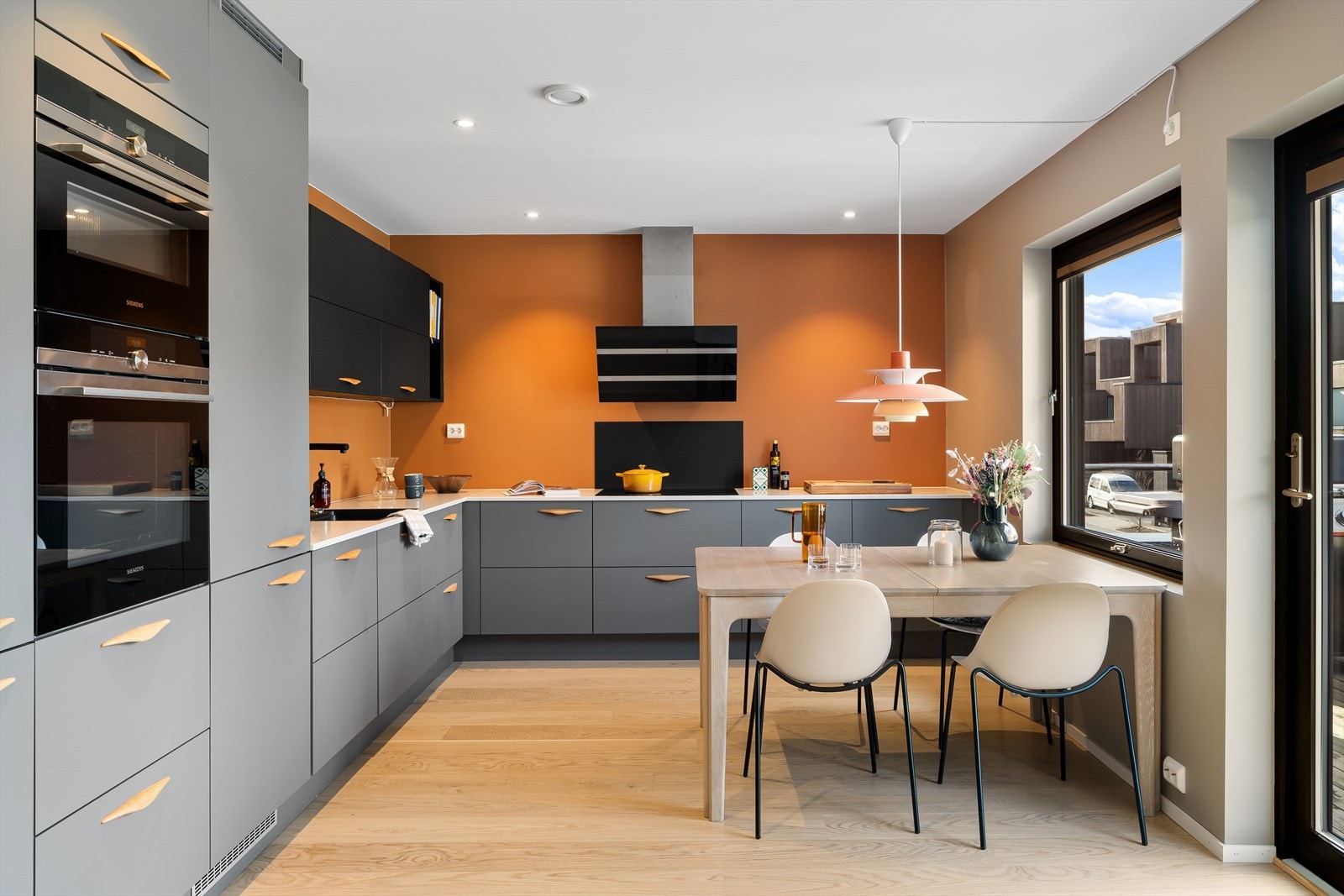 Moderne og stilrent kjøkken levert av Aubo med gode arbeidsflater og integrerte hvitevarer. Galleribilde