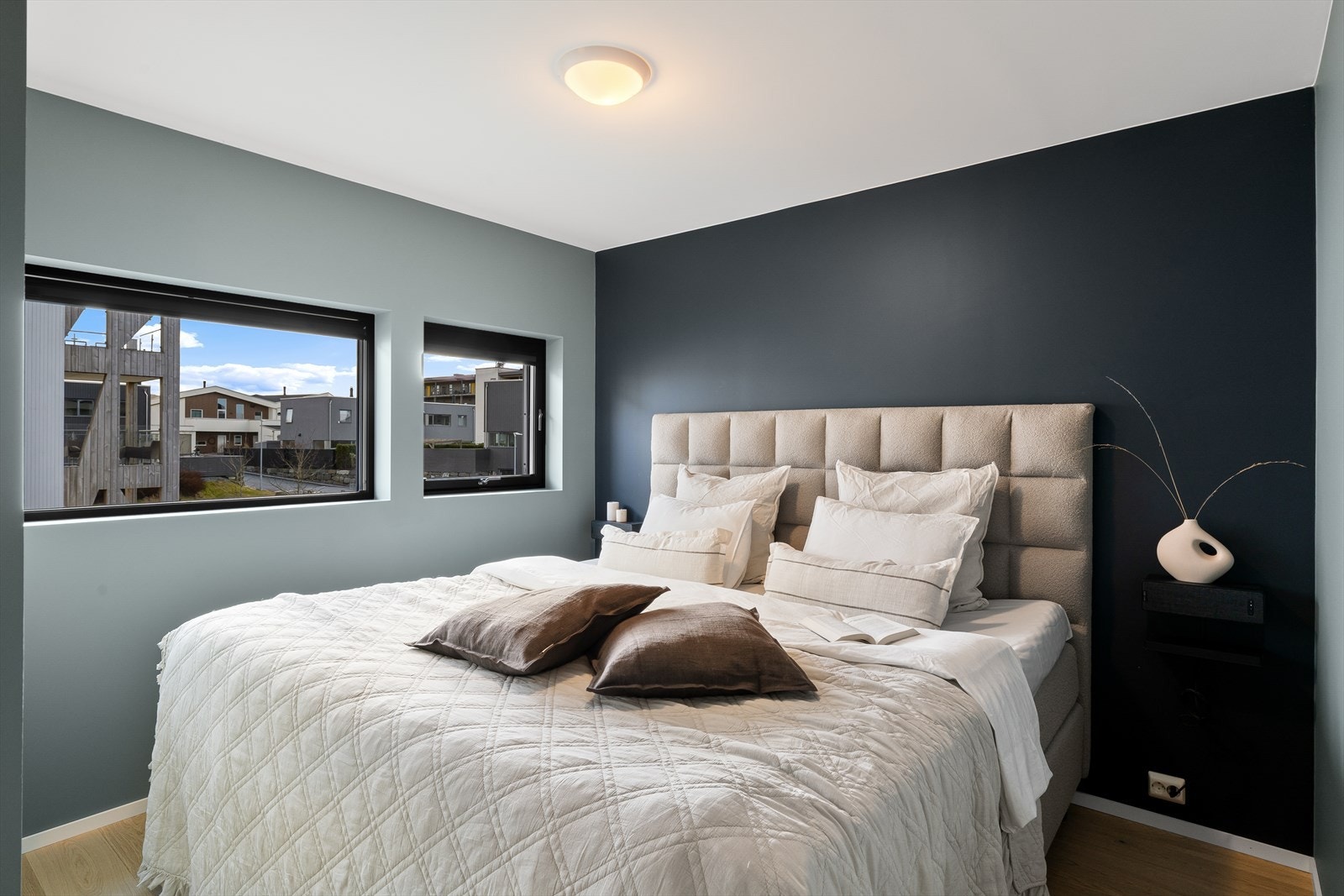 Med store vinduer har soverommet rikelig med naturlig lys. Galleribilde