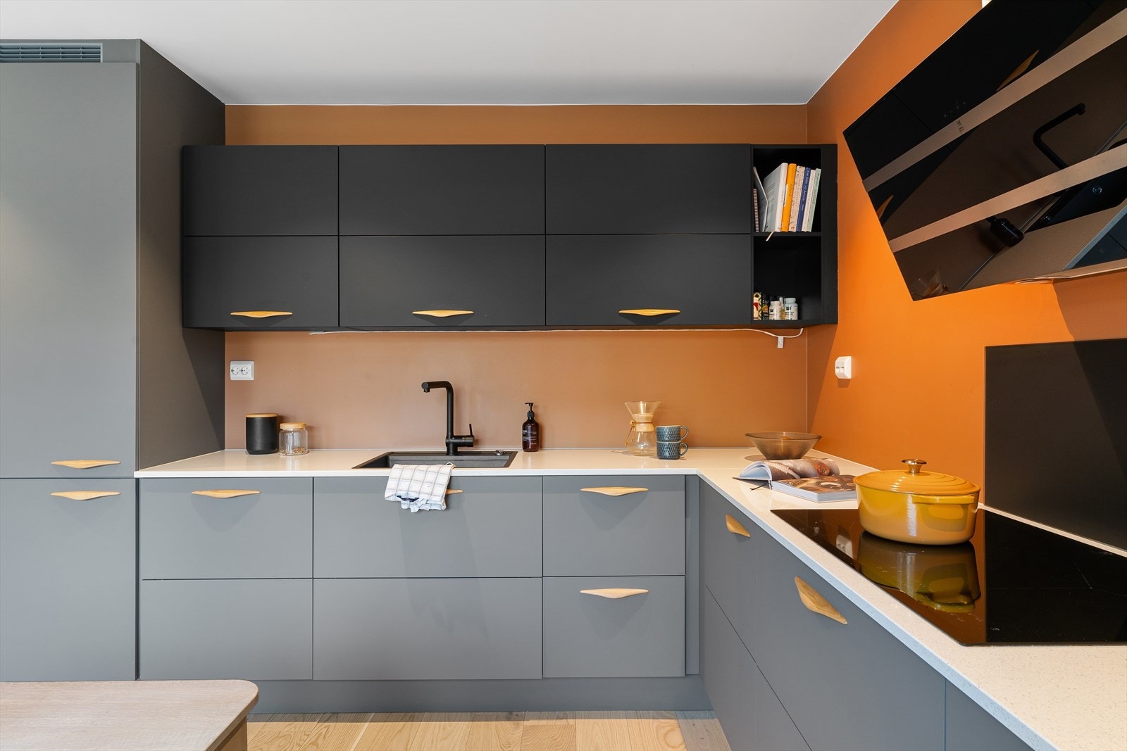 Kjøkkenet passer perfekt for deg som liker å lage mat, med mye oppbevaringsplass og god aribeidsplass. Galleribilde