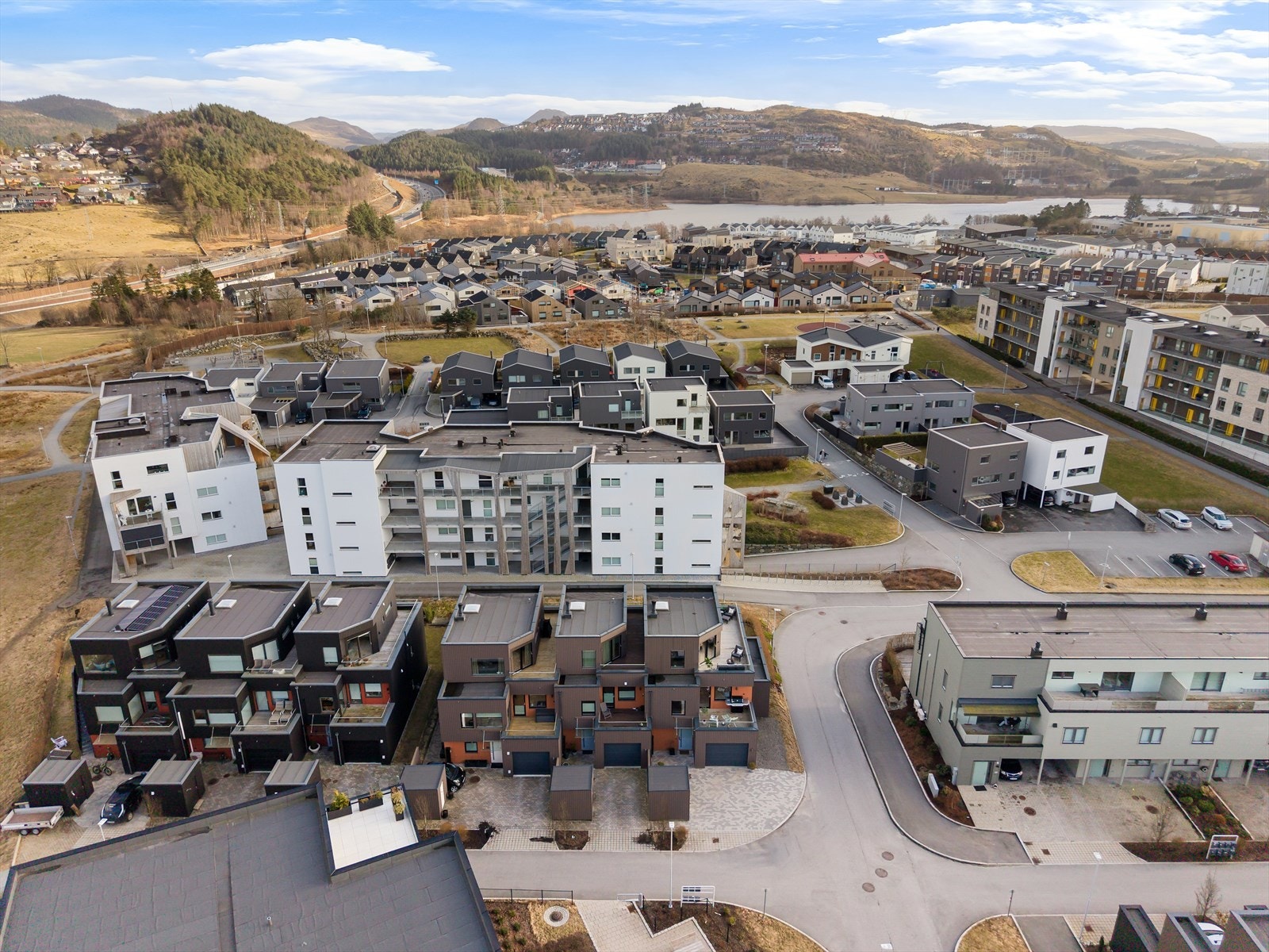 I nærområdet finner du barnehager og skoler i kort gangavstand, samt dagligvarebutikker som Kiwi og Rema 1000 like i nærheten Galleribilde