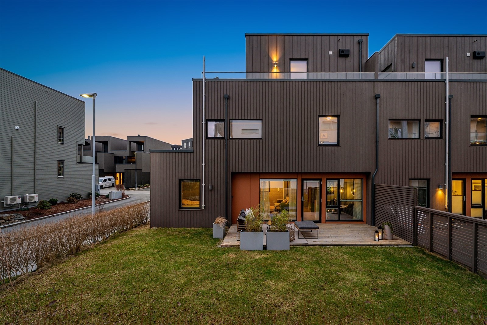 Bronsekarveien 7 ligger i et rolig og barnevennlig boligområde på Sørbø - et nyere nabolag som byr på en fin balanse mellom skjermede omgivelser og nærhet til alt du trenger i hverdagen Galleribilde