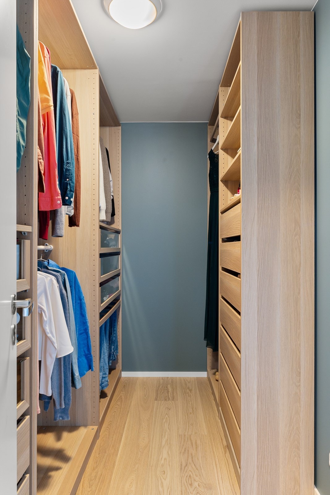 Walk-in closet. Galleribilde