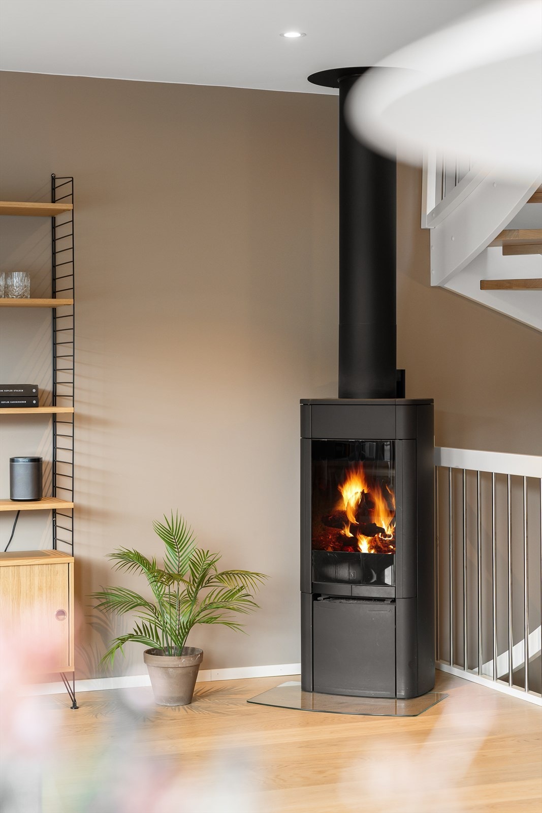 Vedovn i stuen som gir en lun og hyggelig atmosfære på kjølige dager. Galleribilde