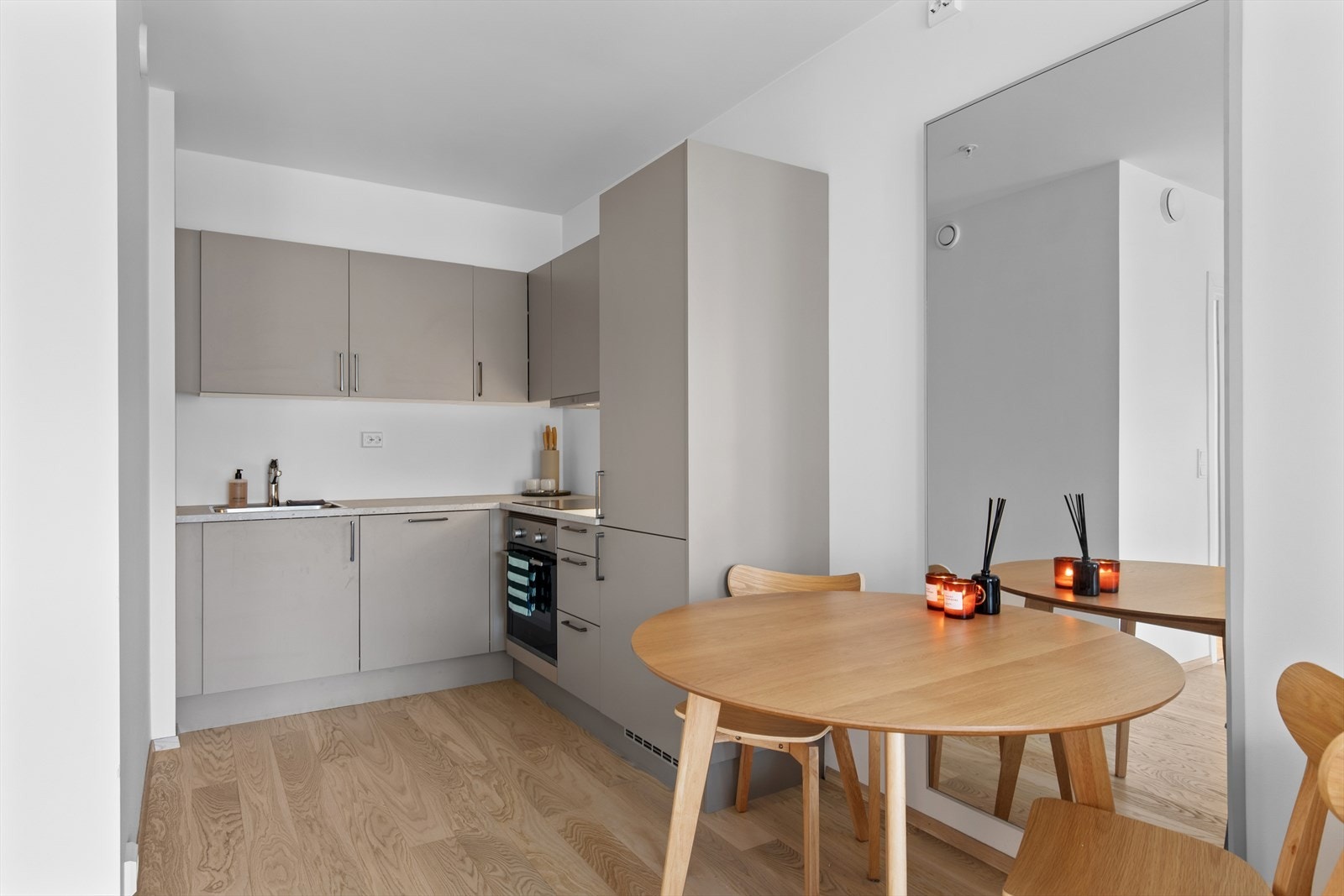 Tidløst HTH-kjøkken med naturlig sone for spisebord Galleribilde